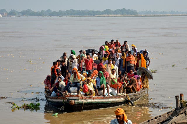 <p>File. People move to safety after the water level in the Ganges river rose following heavy rains in Patna, Bihar, on 23 September 2024 </p>