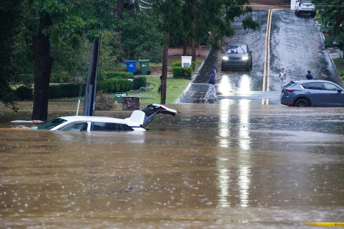 Orkaan Helen live: minstens 37 mensen gedood toen stad in North Carolina gedwongen werd te evacueren nadat dijk 'doorbrak'