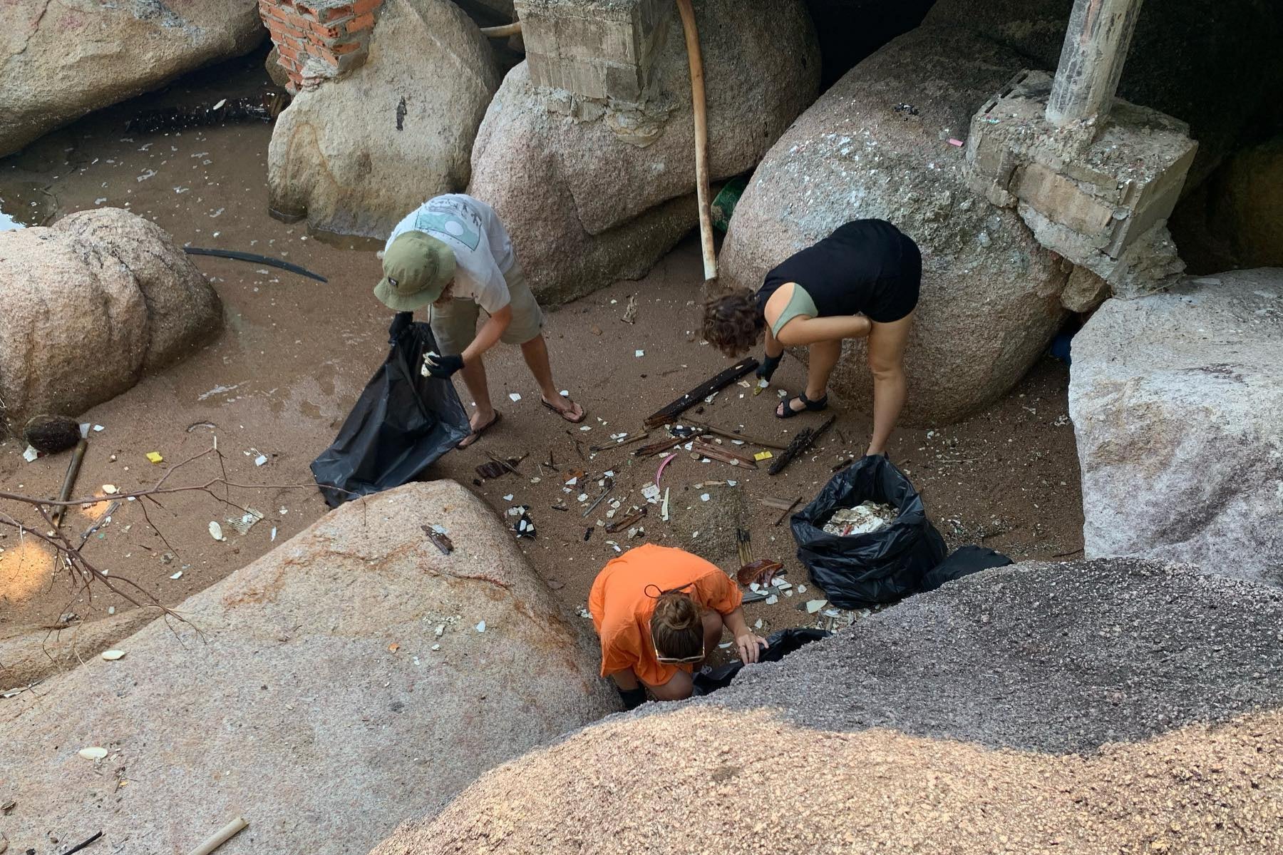 Committed divers clean the beaches of Koh Tao daily