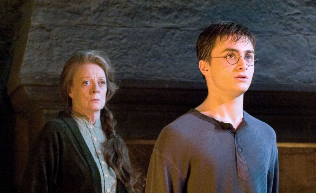 Maggie Smith i Daniel Radcliffe w filmie 