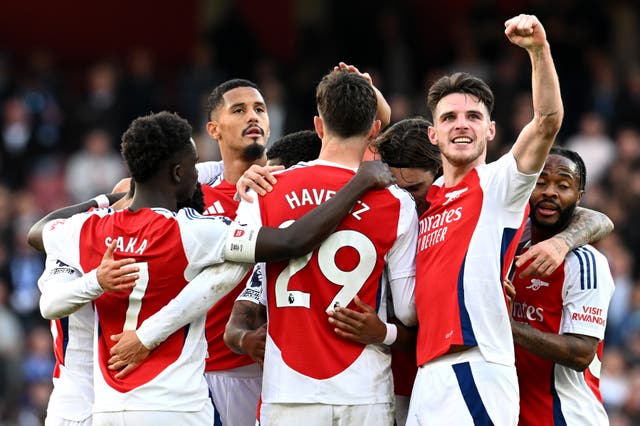 <p>Arsenal battled back from the brink to beat Leicester </p>