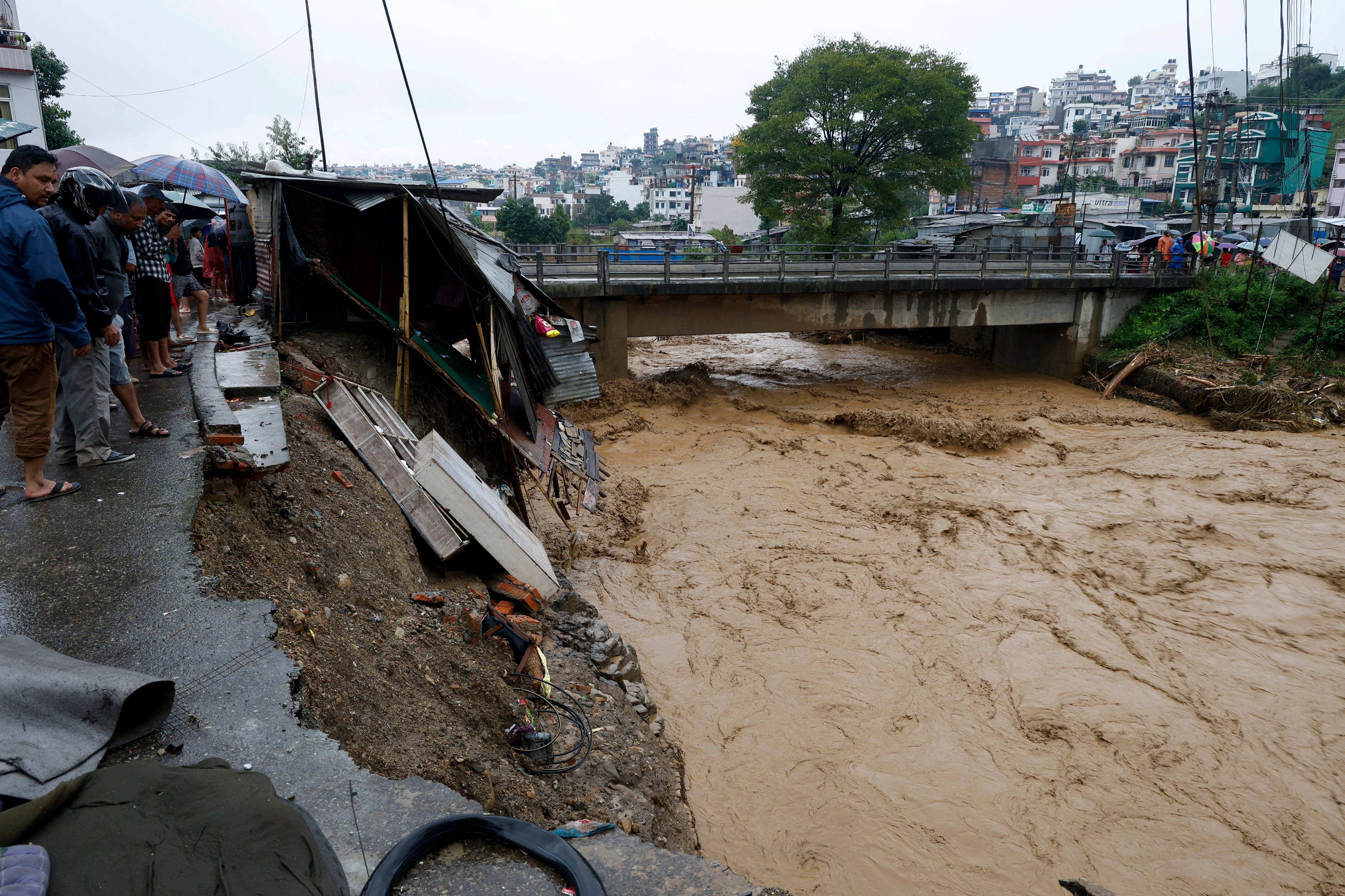 People stitchery  astatine  the borderline   of the Bagmati River successful  spate aft  dense  rains successful  Kathmandu, Nepal, Saturday, 28 Sept 2024