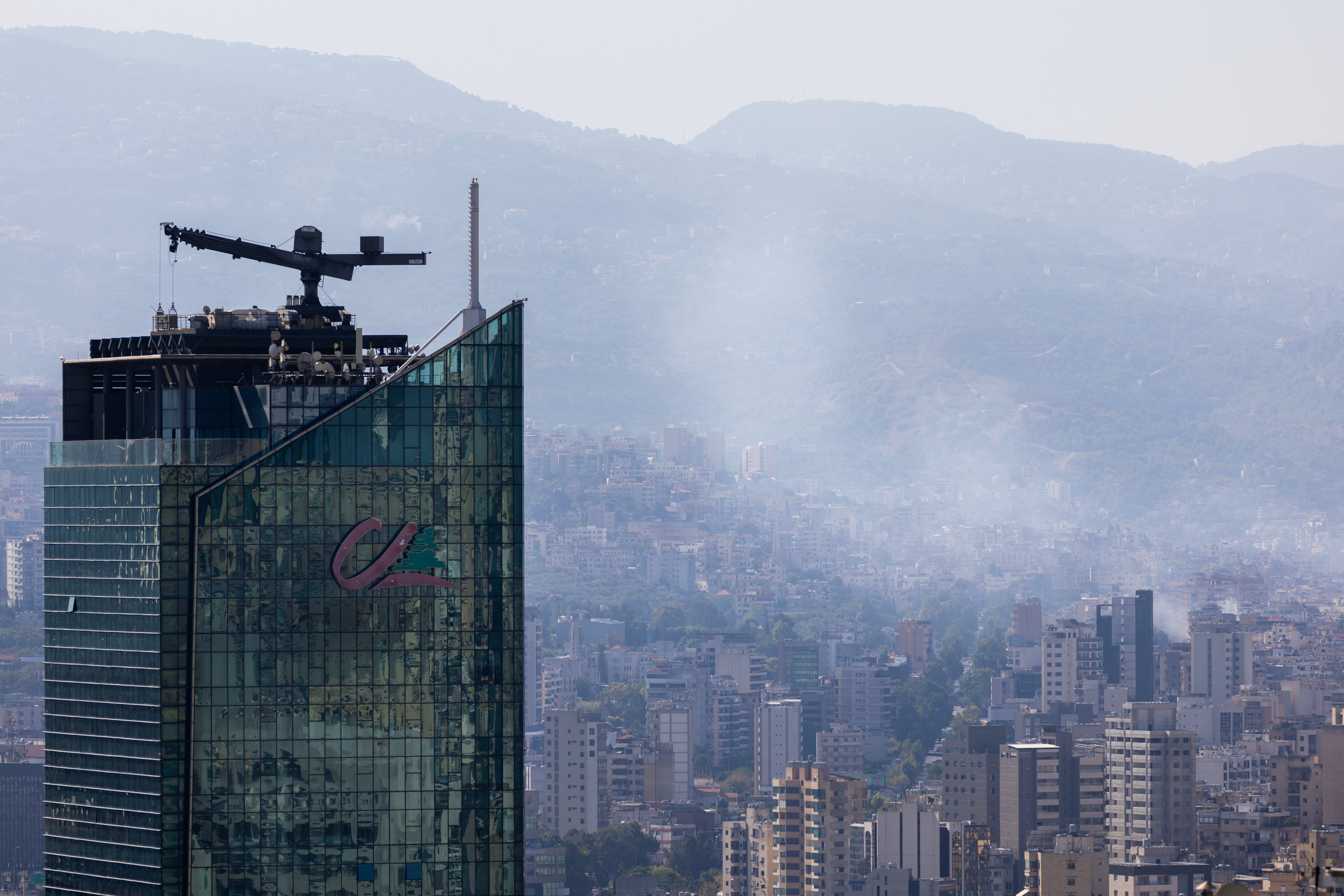 Fumaça sobe dos locais dos ataques aéreos israelenses no domingo nos subúrbios ao sul de Beirute