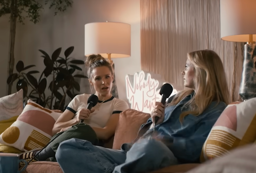 Kristen Bell e Justine Lupe apresentando o podcast fictício 'Nobody Wants This'