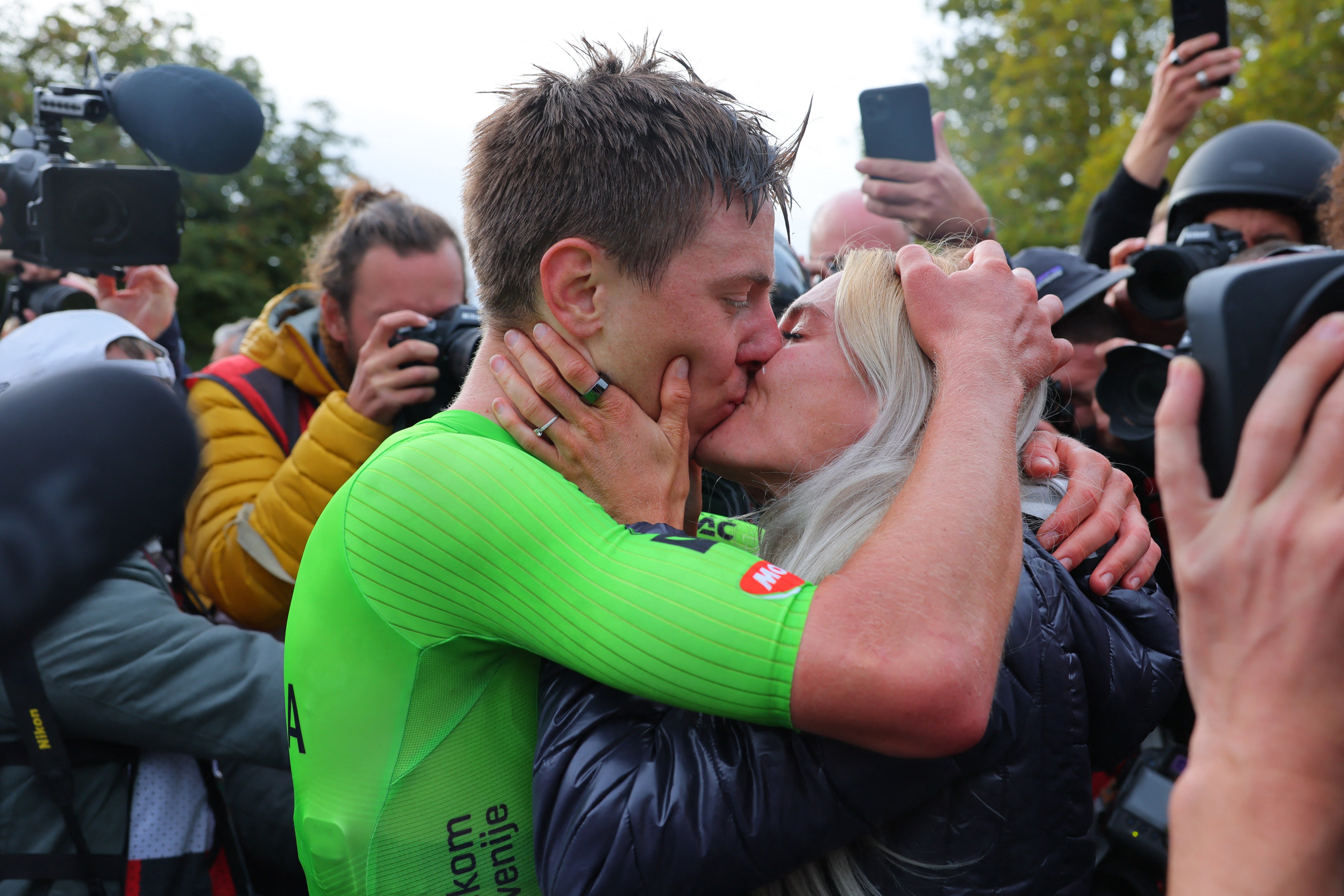 Pogacar kisses girlfriend Urska Zigart at the finish line