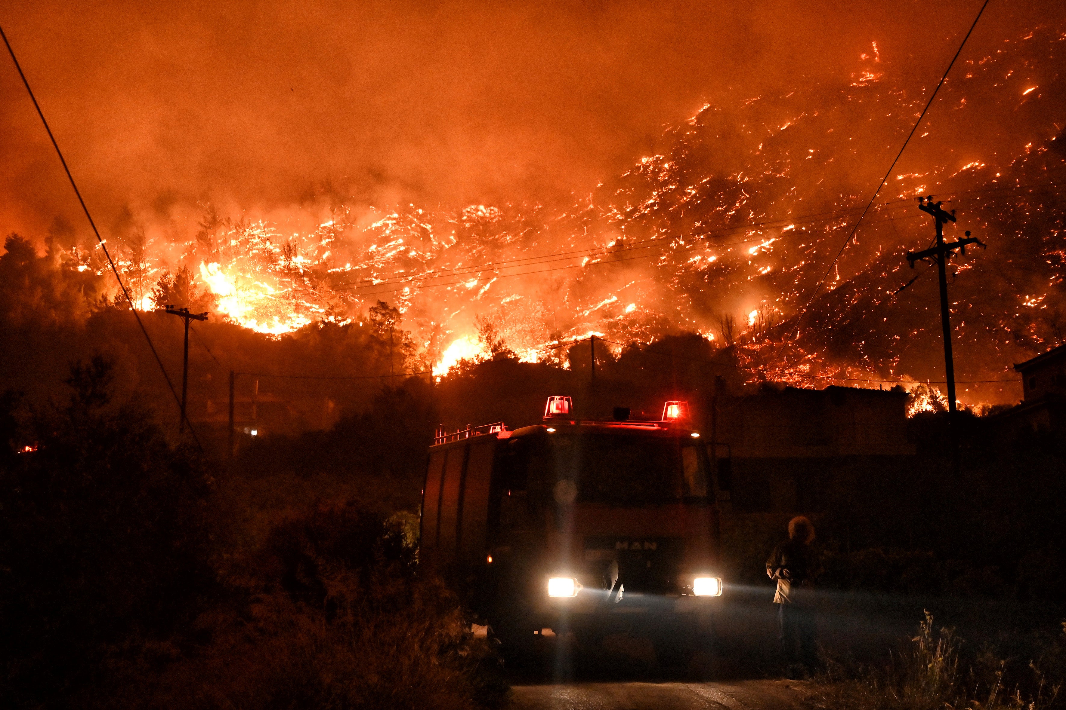 Um incêndio florestal se aproxima da vila de Ano Loutro, na Grécia