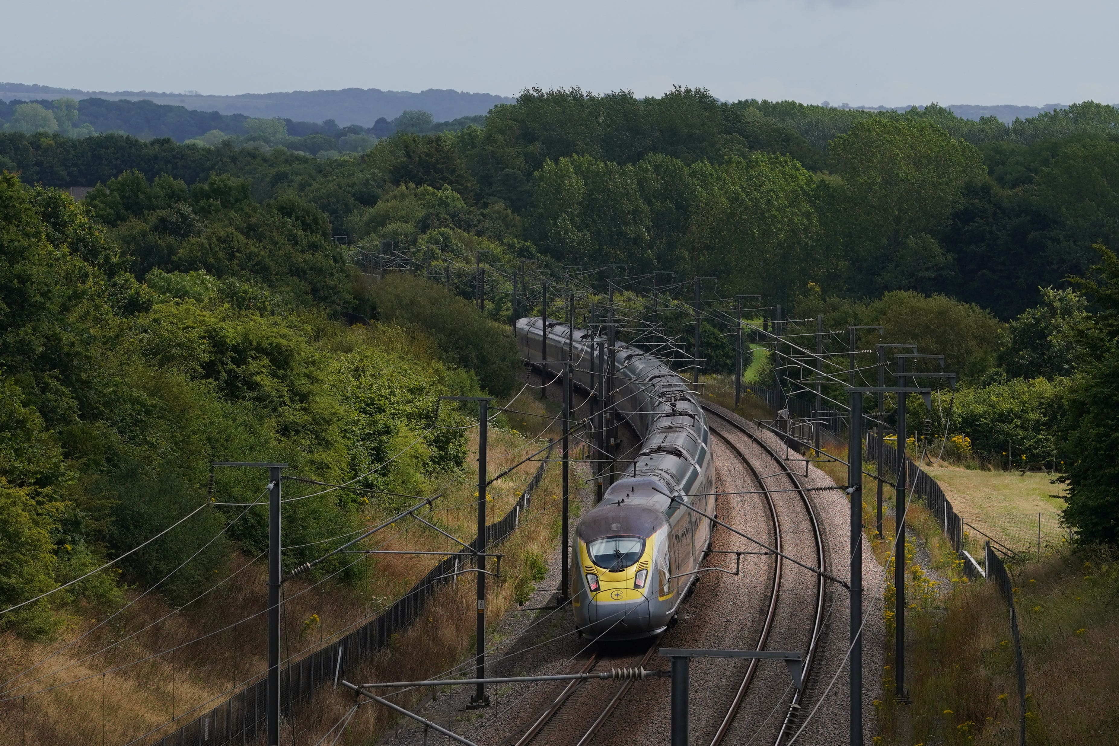 As tarifas ferroviárias domésticas e entre o Canal da Mancha podem ser reduzidas depois que um regulador anunciou propostas para reduzir as taxas para os operadores ferroviários que operam serviços entre Londres St Pancras e o Túnel do Canal (Gareth Fuller/PA)