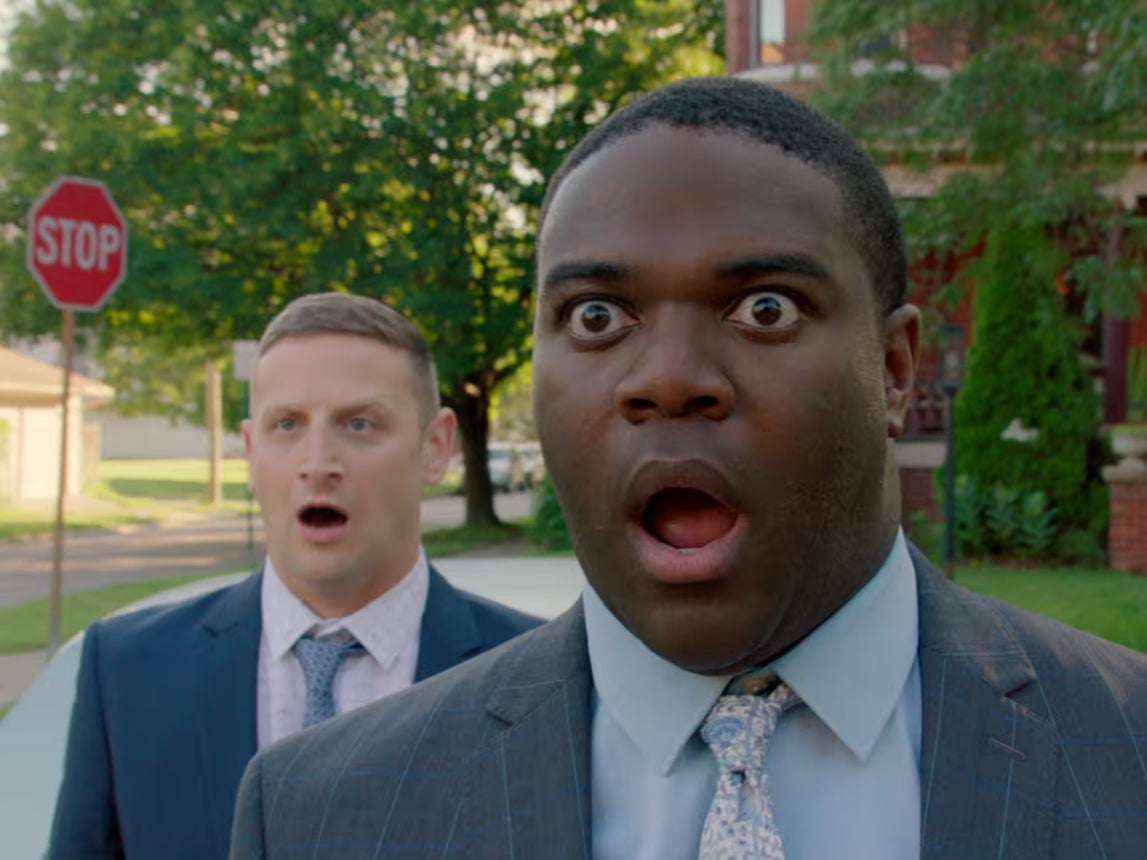 Tim Robinson e Sam Richardson na sitcom 'Detroiters'