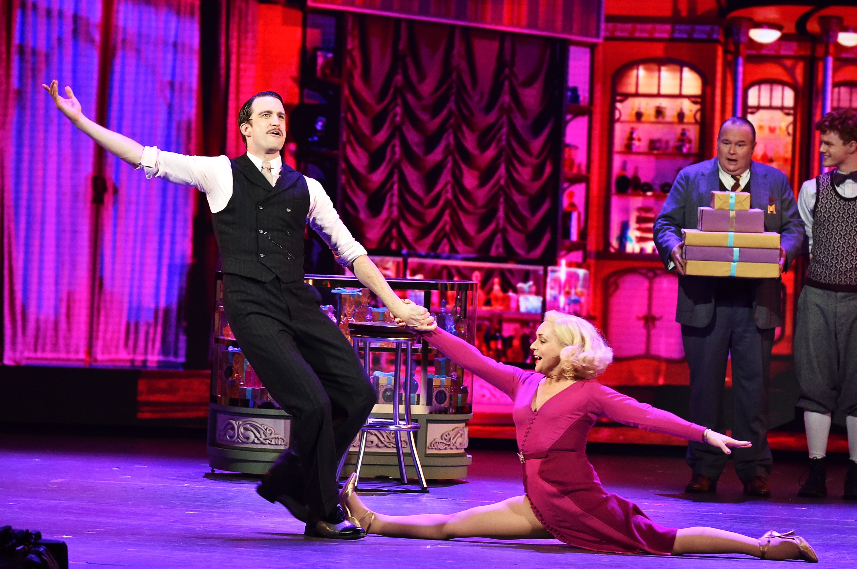 Gavin Creel se apresentando com Jane Krakowski e Gavin Creel durante o Tony Awards no Beacon Theatre de Nova York em 2016