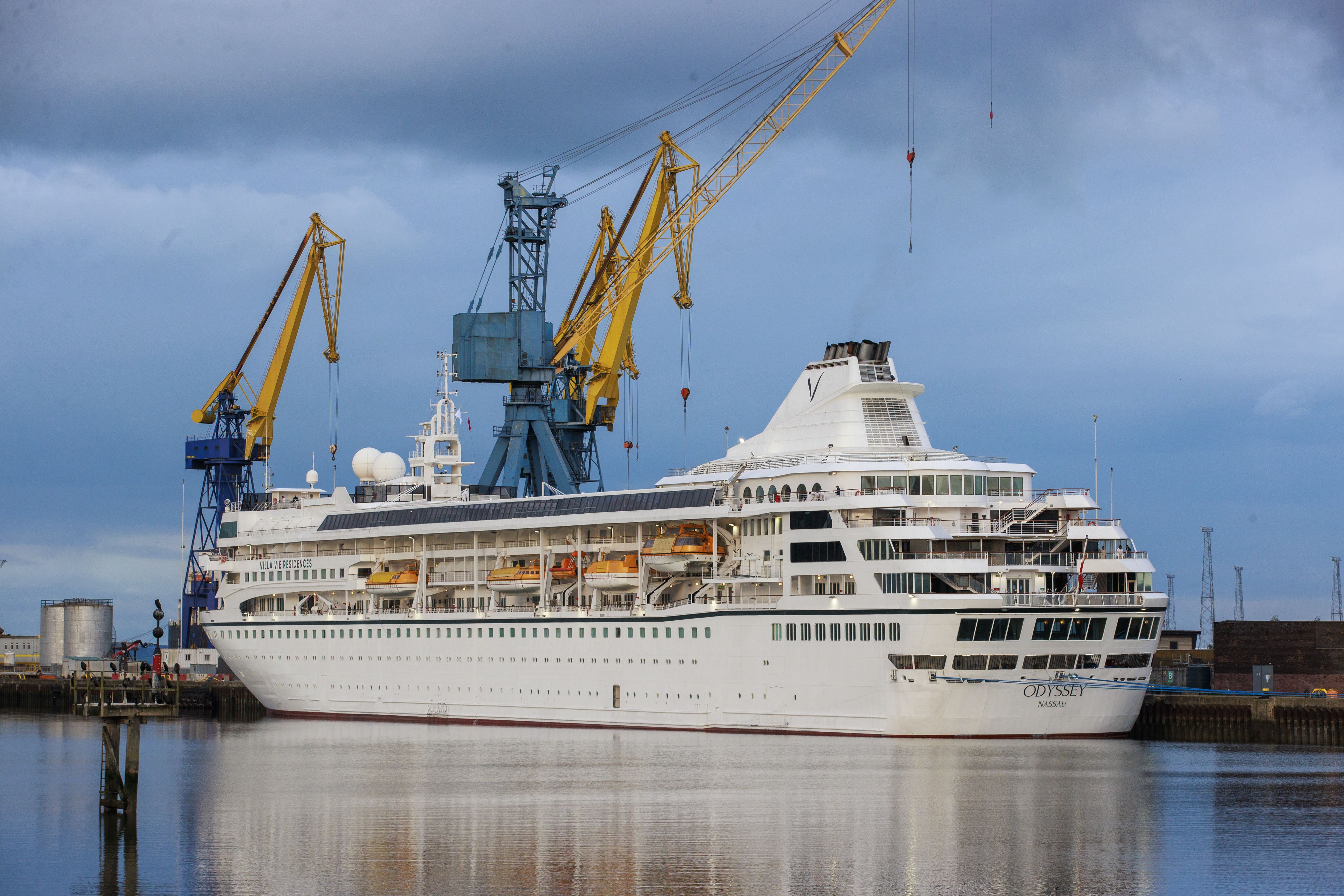 O luxuoso navio de cruzeiro que finalmente zarpou em sua viagem ao redor do mundo depois de ficar inesperadamente encalhado por quatro meses nas docas de Belfast