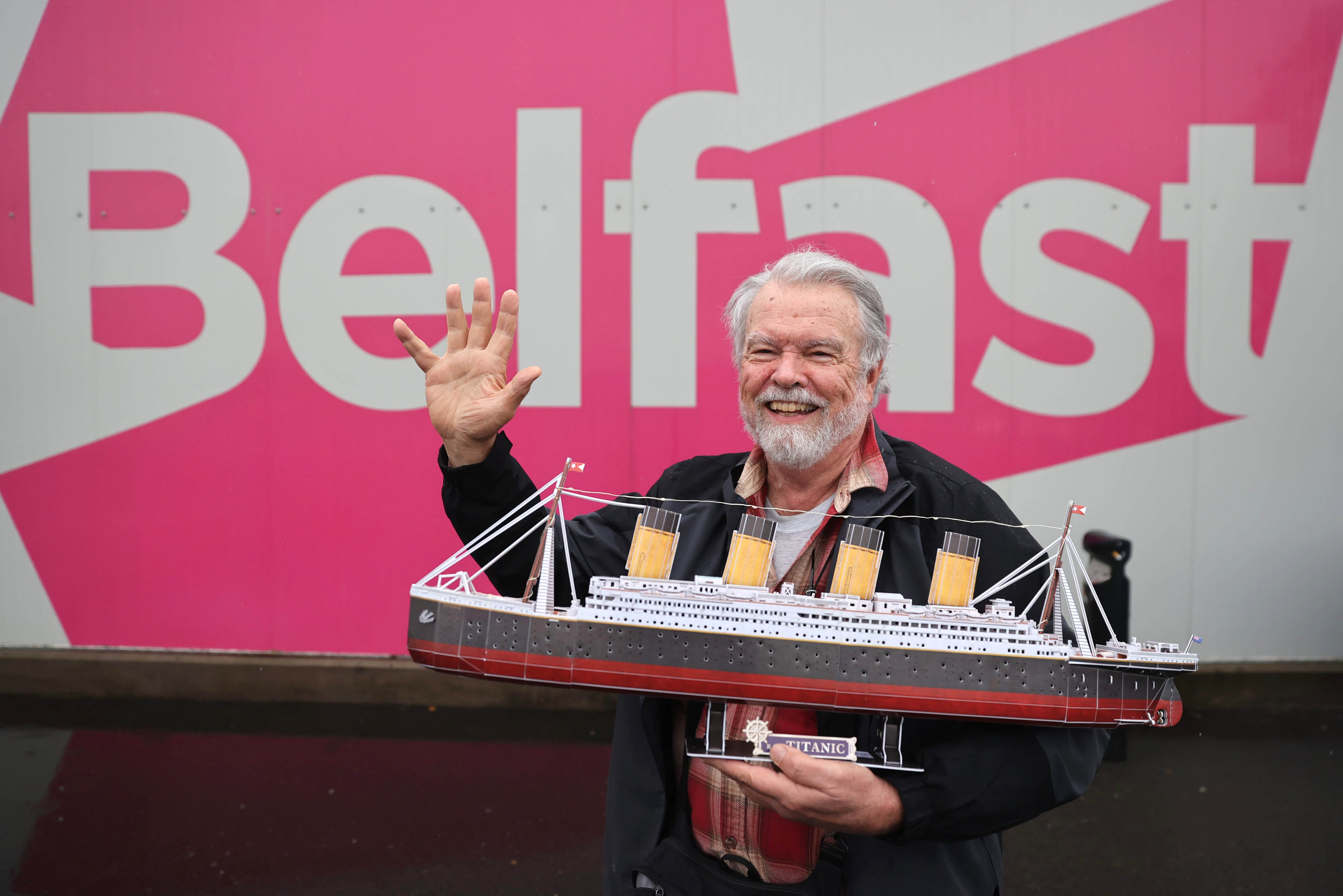 Um homem, que carregava a bordo um modelo automontado do Titanic na segunda-feira, disse que gostou de Belfast, mas estava pronto para o resto do cruzeiro.