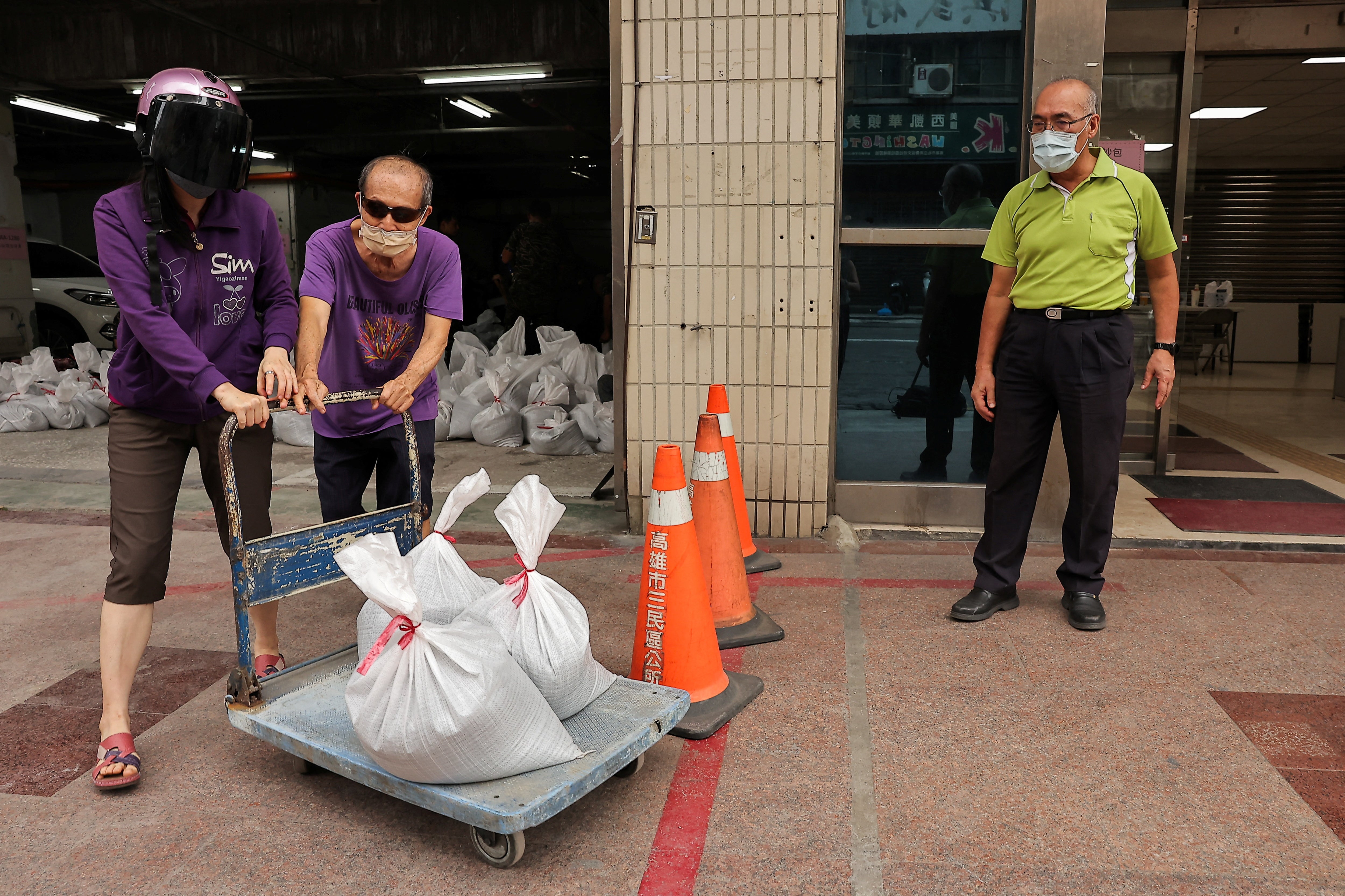 <p>Residents collect sandbags at the district office as Typhoon Krathon approaches in Kaohsiung</p>