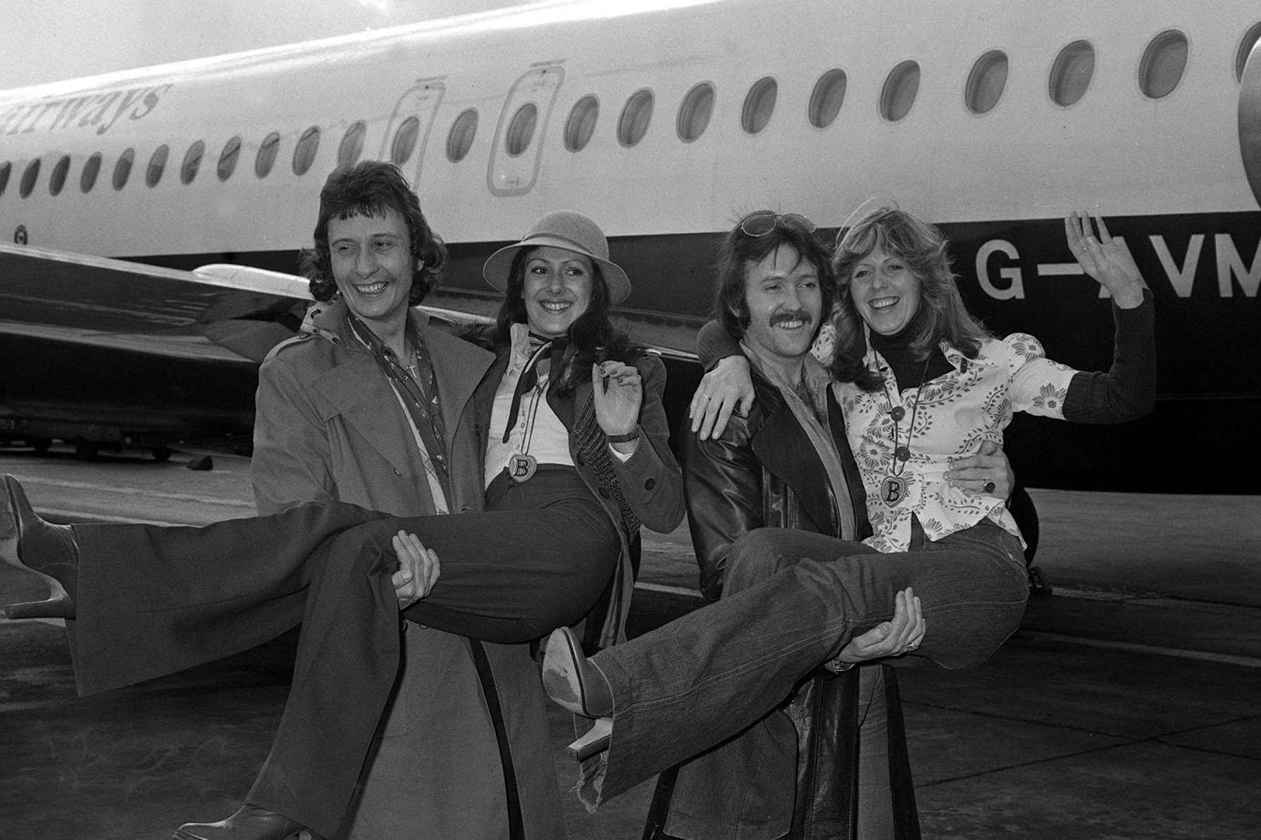 Brotherhood Of Man retornando ao aeroporto de Heathrow depois de vencer o Eurovision Song Contest (PA) de 1976