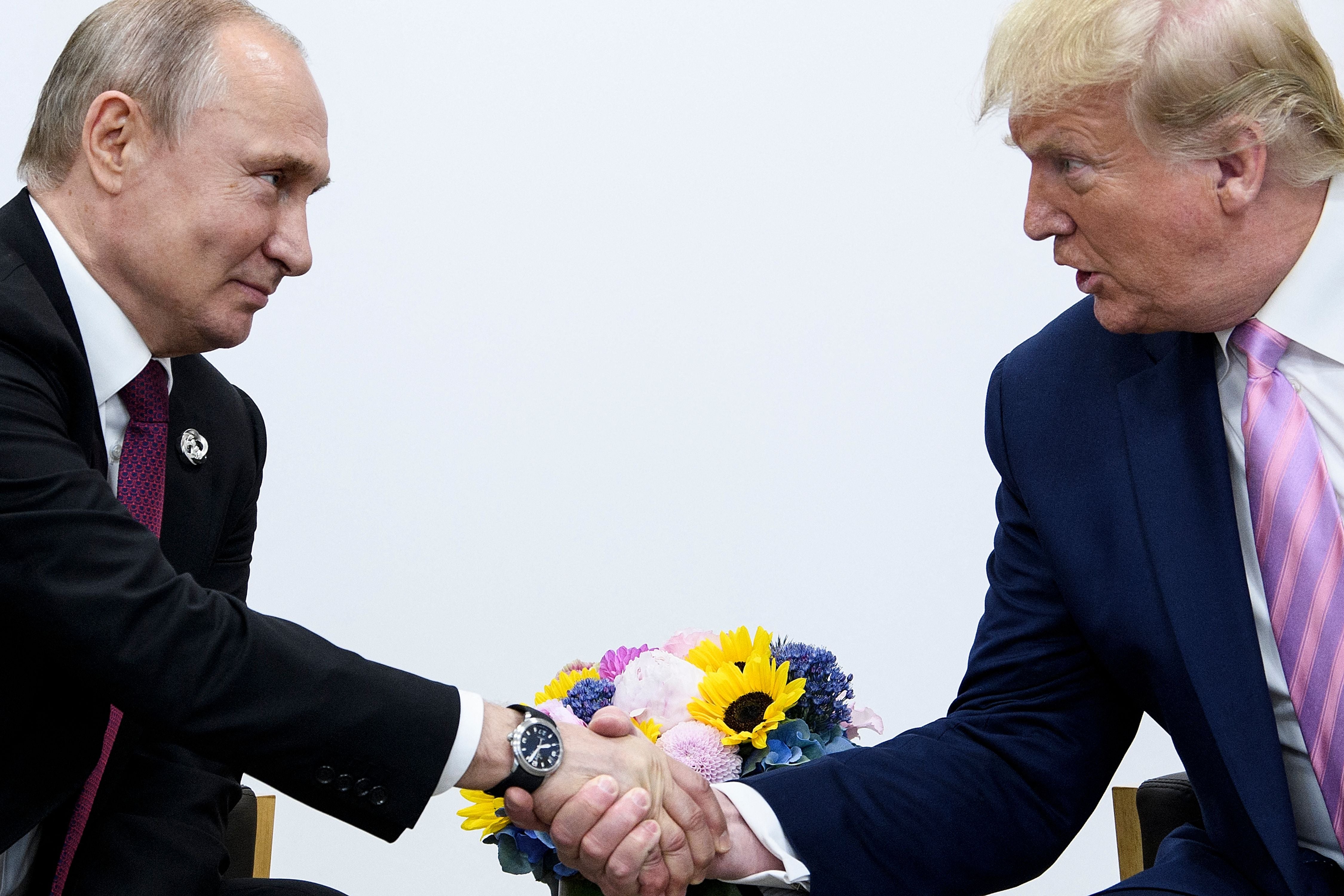 Donald Trump (R) attends a meeting with Russia’s President Vladimir Putin in June 2019