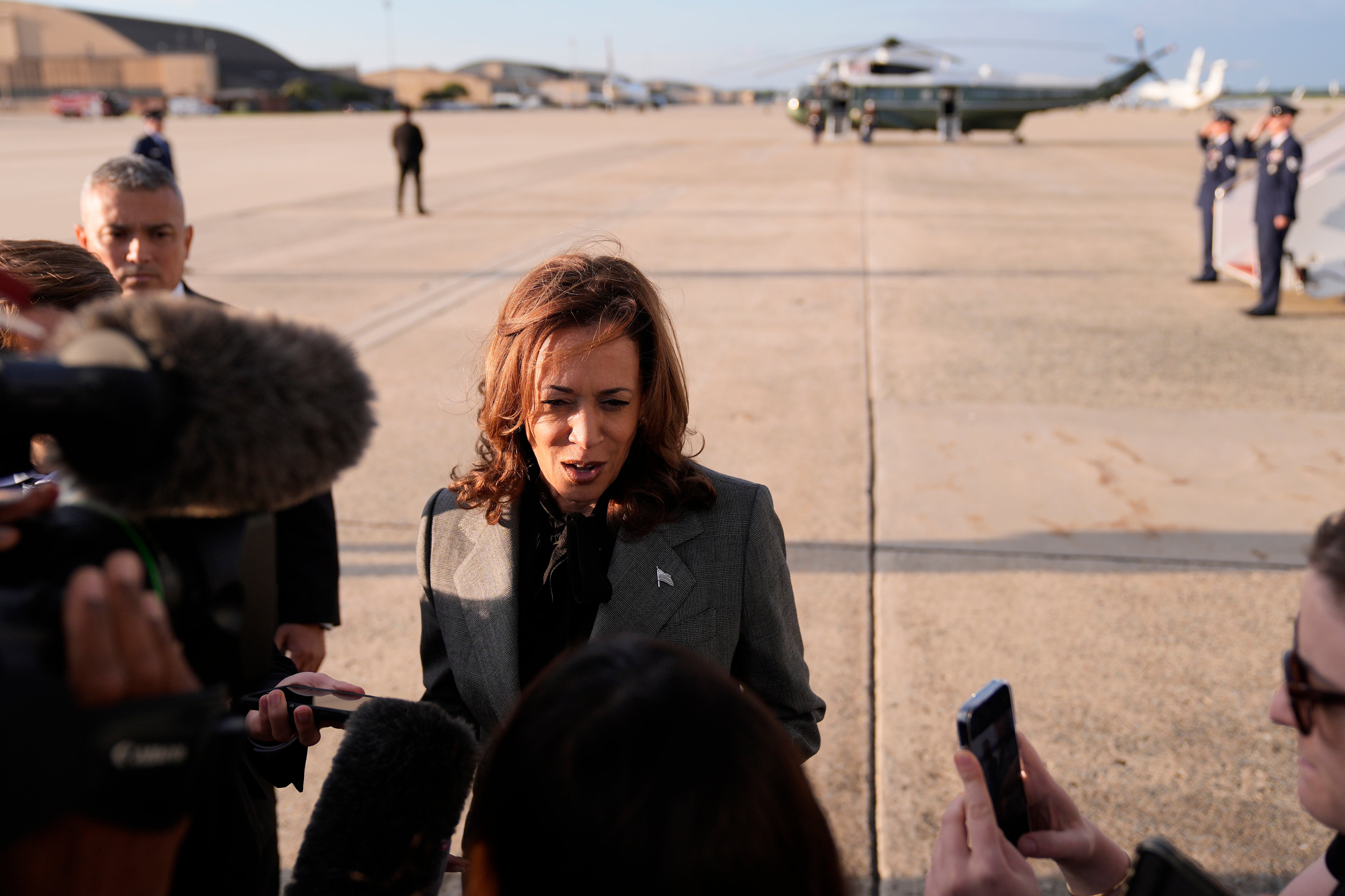 A vice-presidente democrata indicada à presidência, Kamala Harris, fala a membros da mídia ao chegar à Base Aérea de Andrews, Maryland, domingo, 22 de setembro de 2024