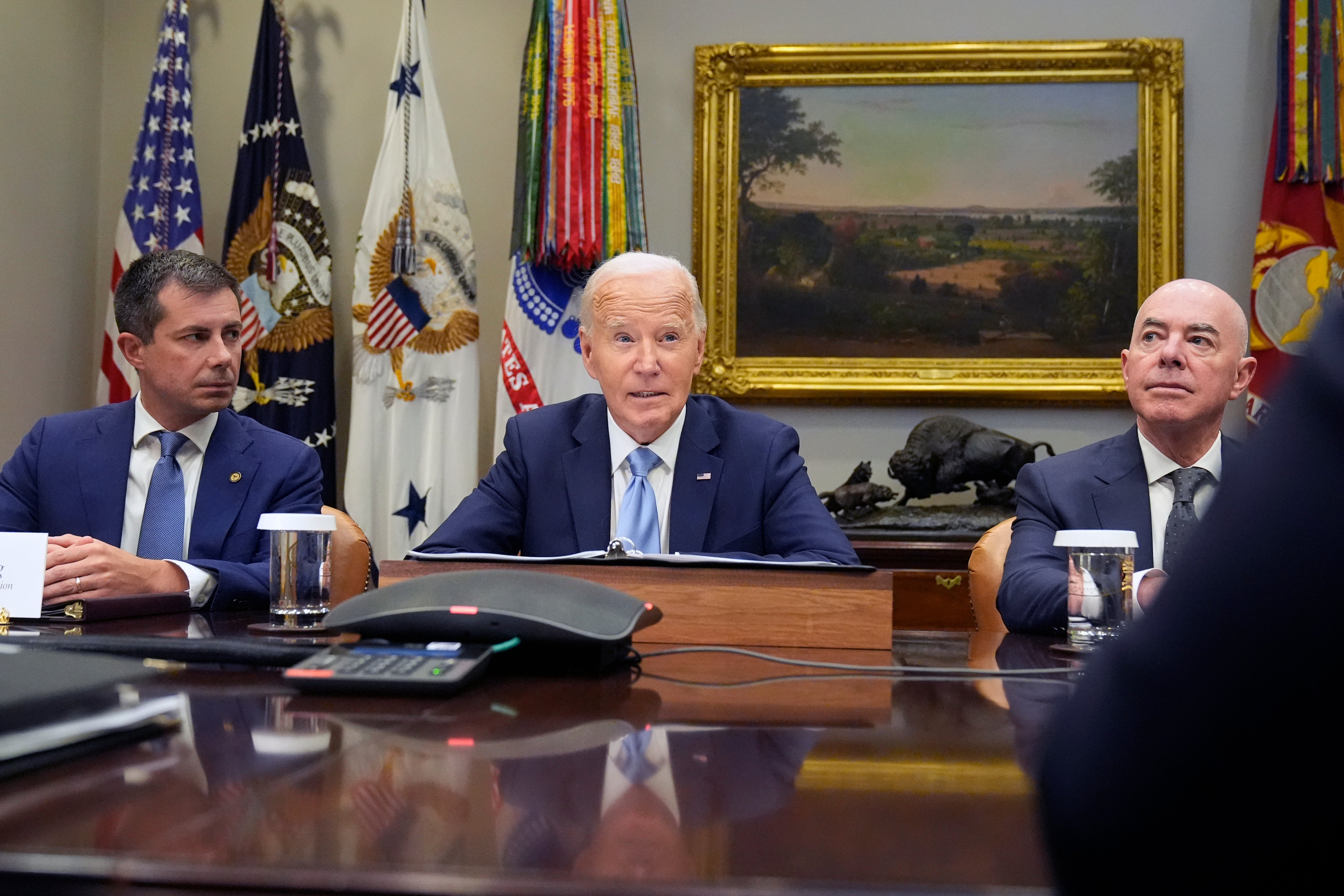 O secretário de Transportes Pete Buttigieg, à esquerda, na terça-feira, 1º de outubro de 2024, com o presidente Joe Biden na Casa Branca