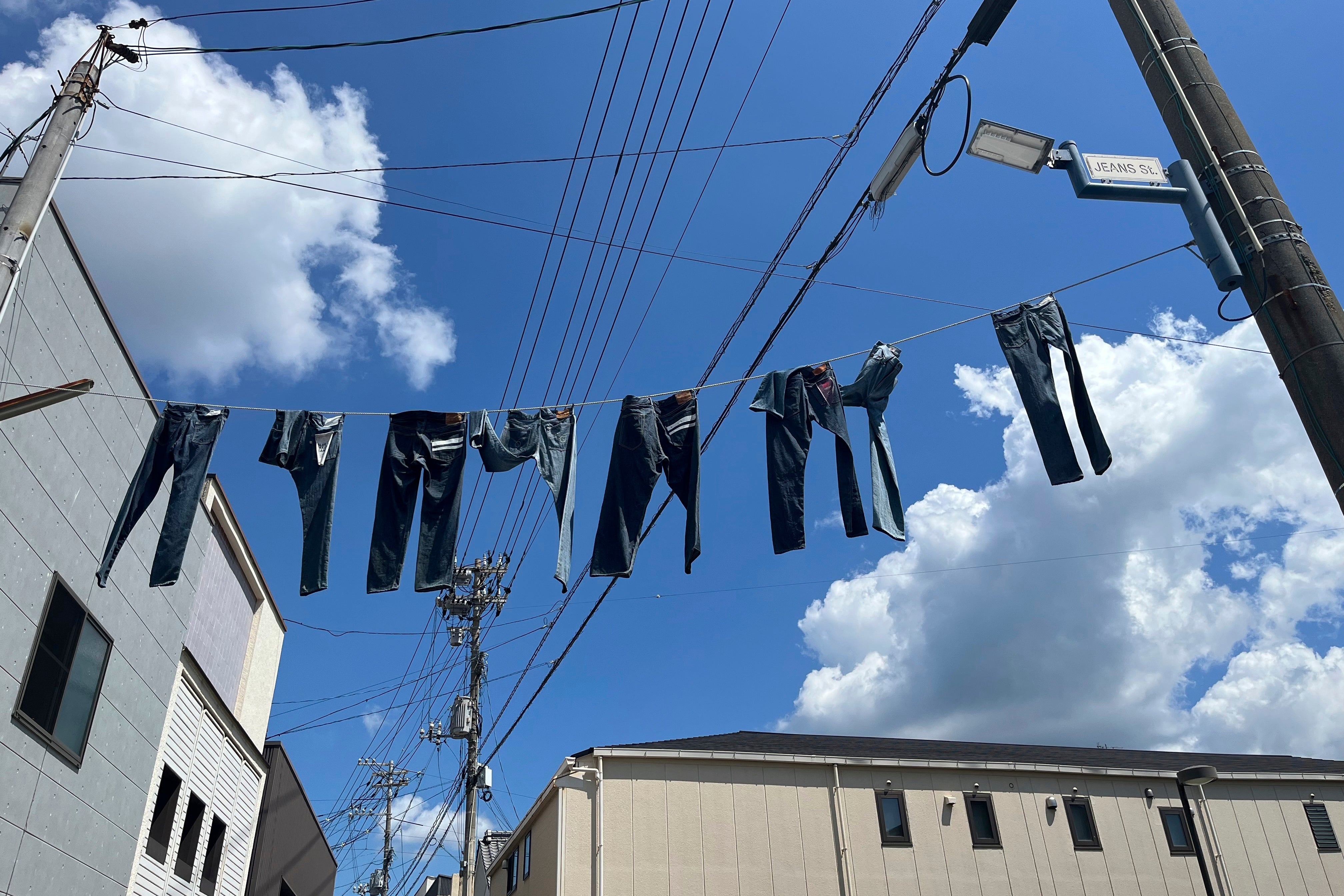 Pares de jeans balançam na Jeans Street em Kojima, província de Okayama, Japão