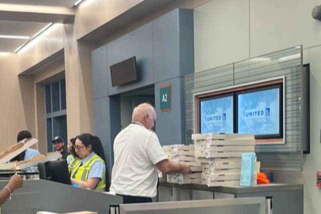 <p>The United Airlines pilot with his rather large pizza order</p>