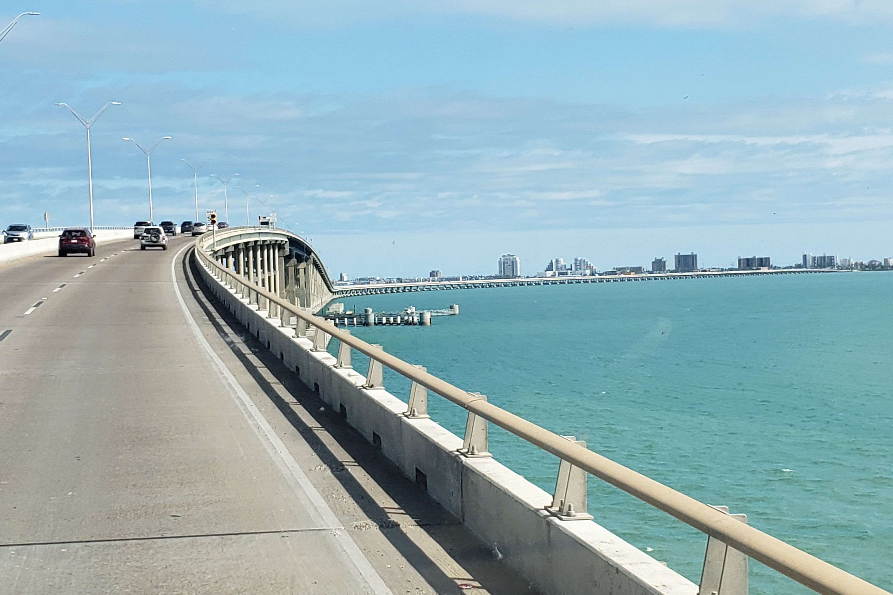 Atravesse a Ponte Memorial Rainha Isabella para desfrutar da felicidade da praia texana