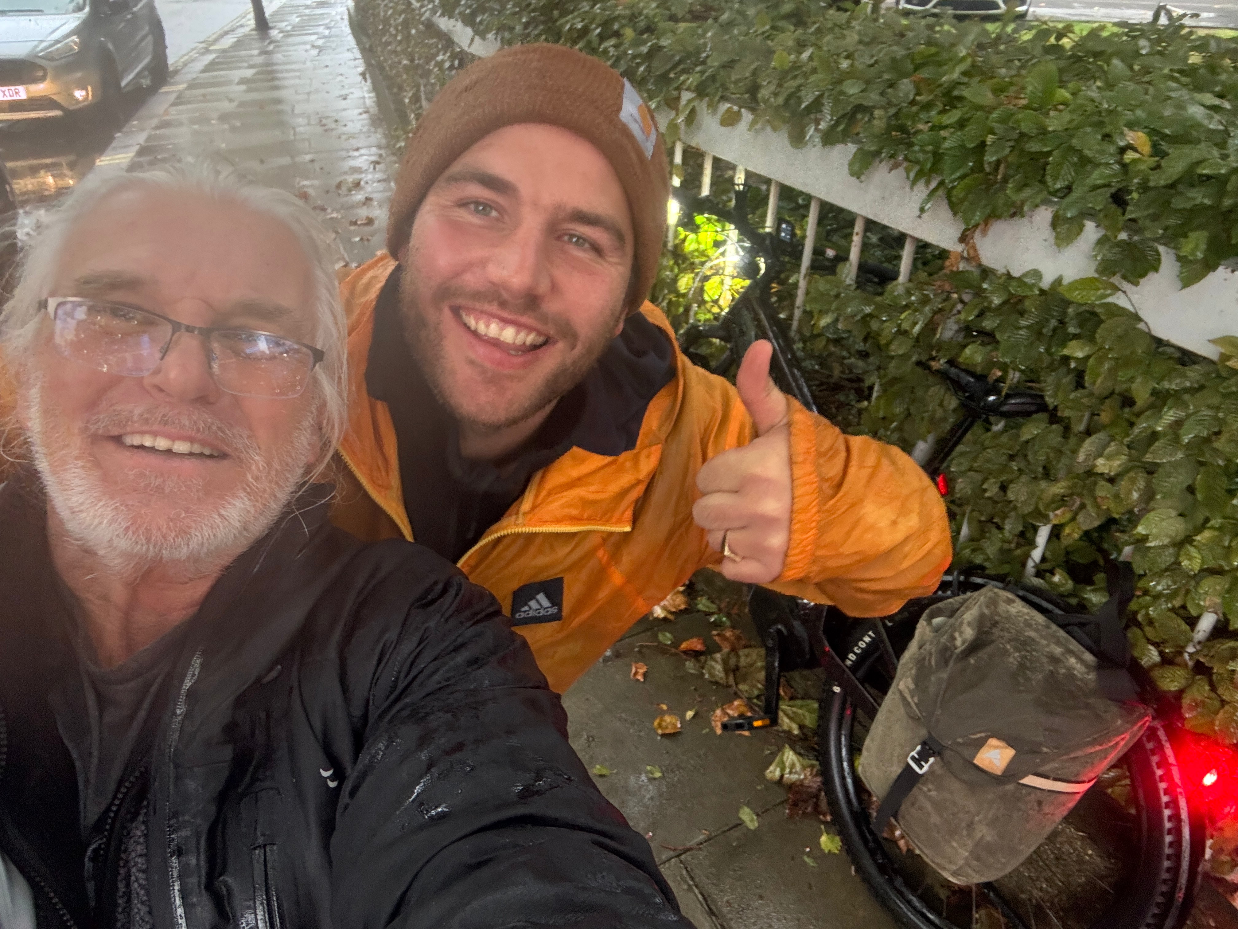 Barney Davis e Mark Vinall são fotografados sorrindo juntos depois de se defenderem de um suposto ladrão de bicicletas