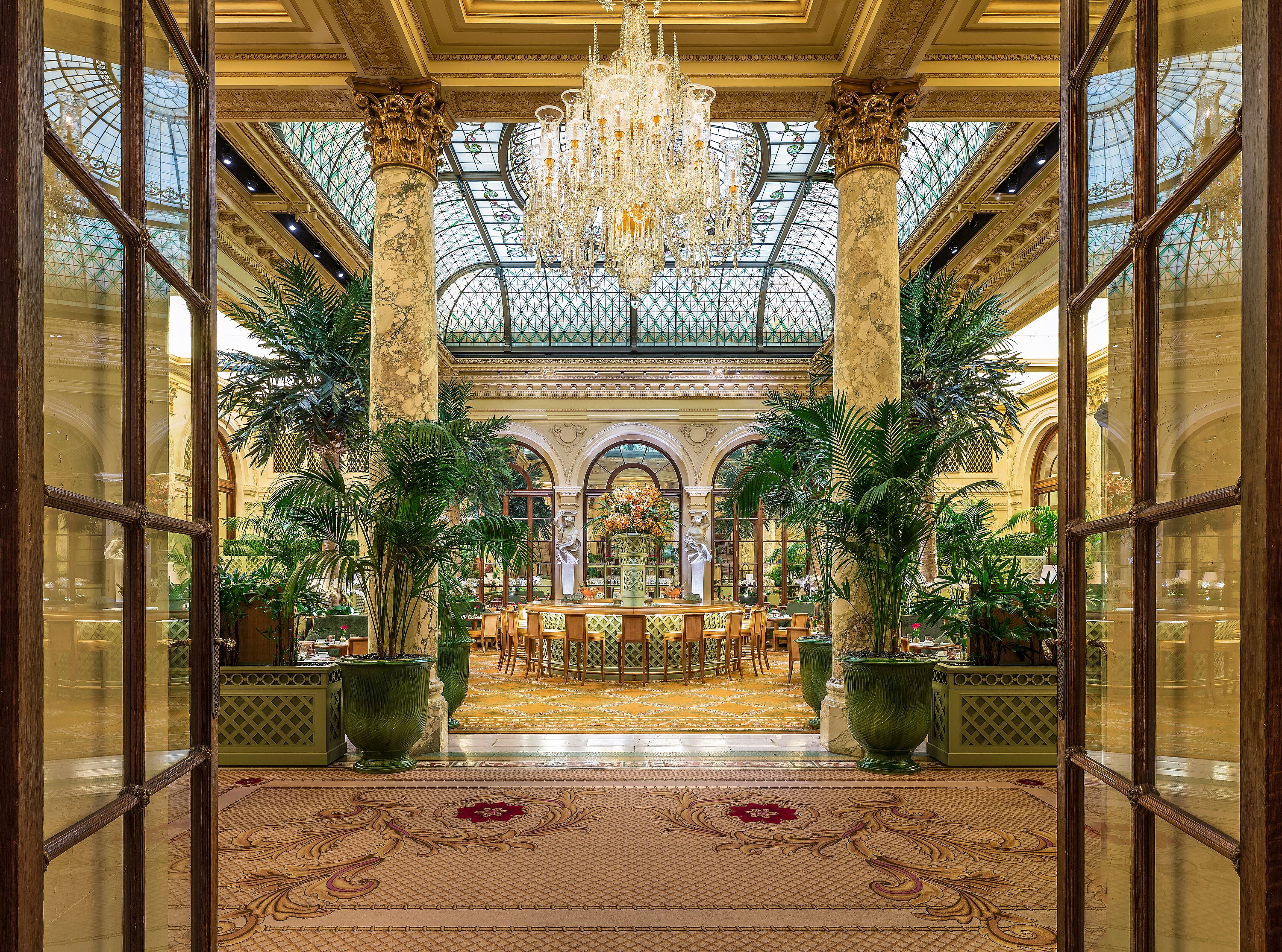 O opulento Palm Court no hotel Plaza de Nova York