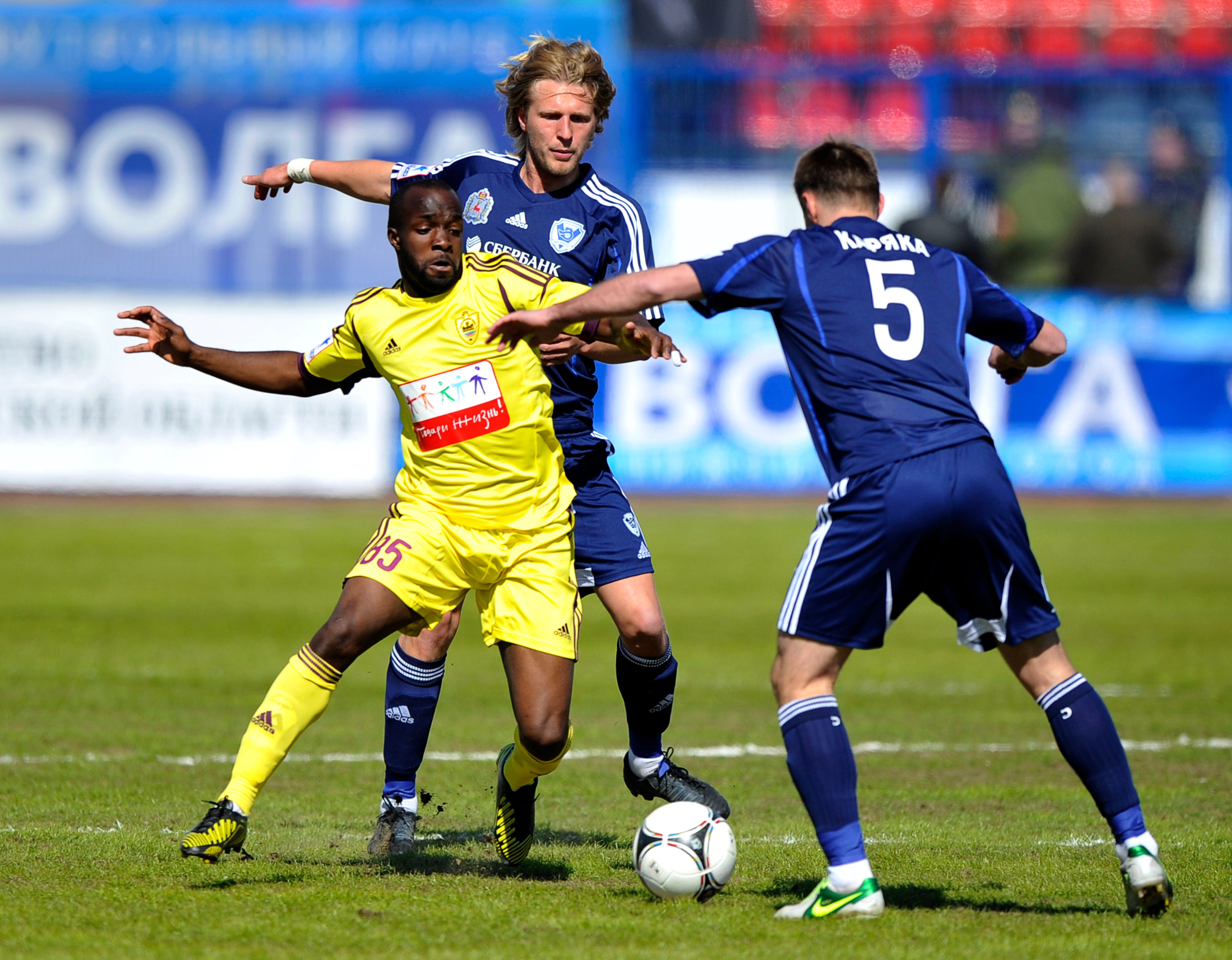 Lassana Diarra gioca per l'Anzhi Makhachkala nel 2013