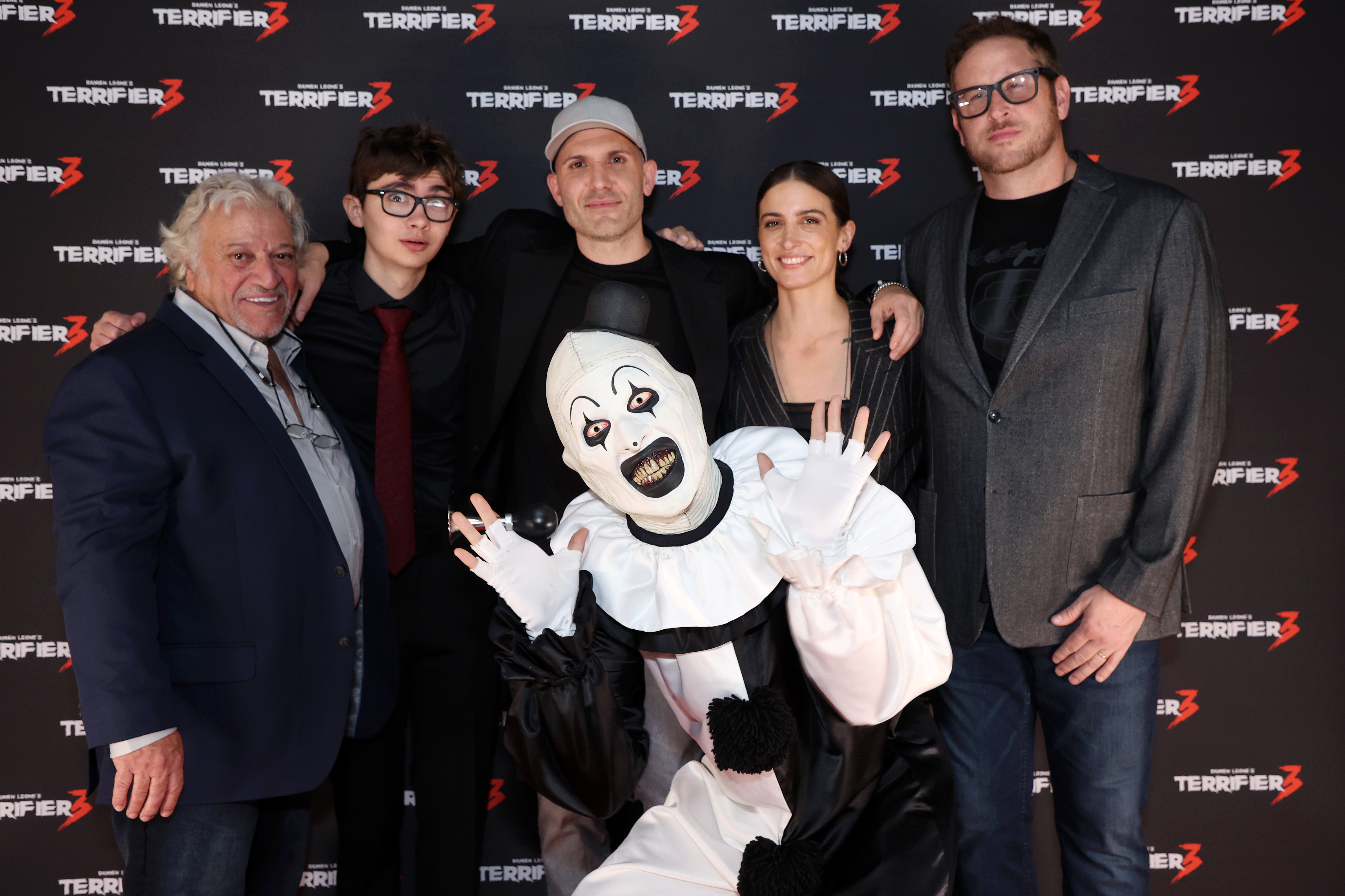 Phil Falcone, Elliot Fullam, Damien Leone, Samantha Scaffidi e George Steuber participam da exibição de gala “Terrifier 3” no Reino Unido na Vue Leicester Sq