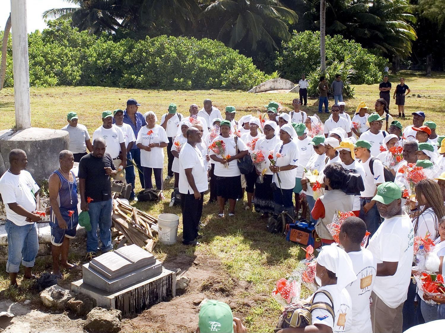 Um grupo de chagossianos dedica uma lápide memorial para marcar sua visita a Diego Garcia, parte do arquipélago de Chagos