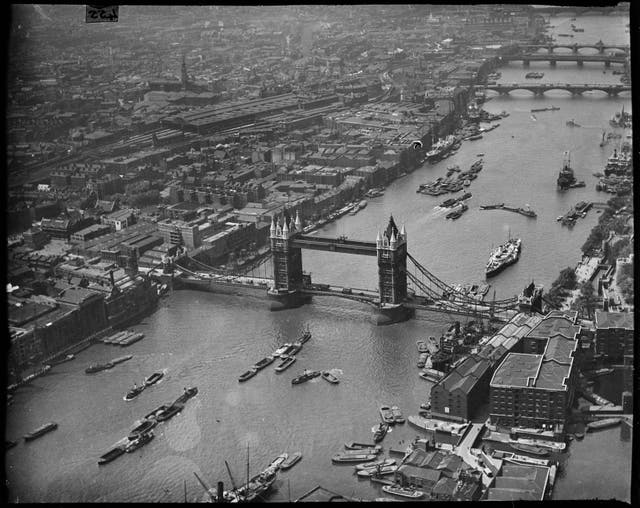 <p>Tower Bridge, Greater London, circa 1930s. </p>