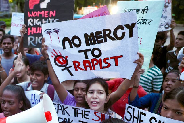 <p>Estudiantes sostienen carteles y gritan consignas durante una marcha en Benarés, India, el 20 de agosto de 2024, durante una huelga nacional de médicos para condenar las violaciones </p>