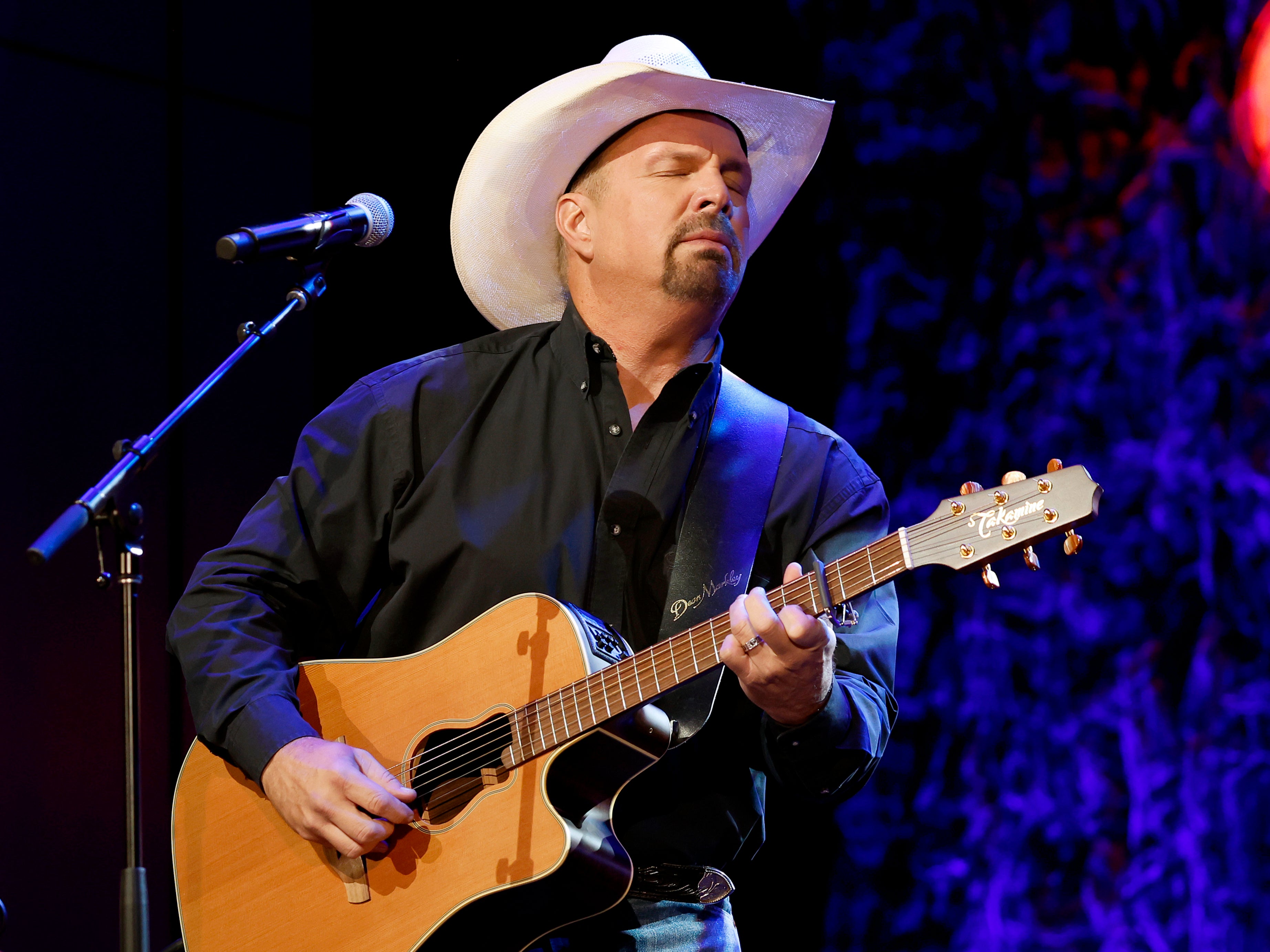 Garth Brooks se apresenta em 2022. Brooks negou as acusações de estupro feitas contra ele no processo