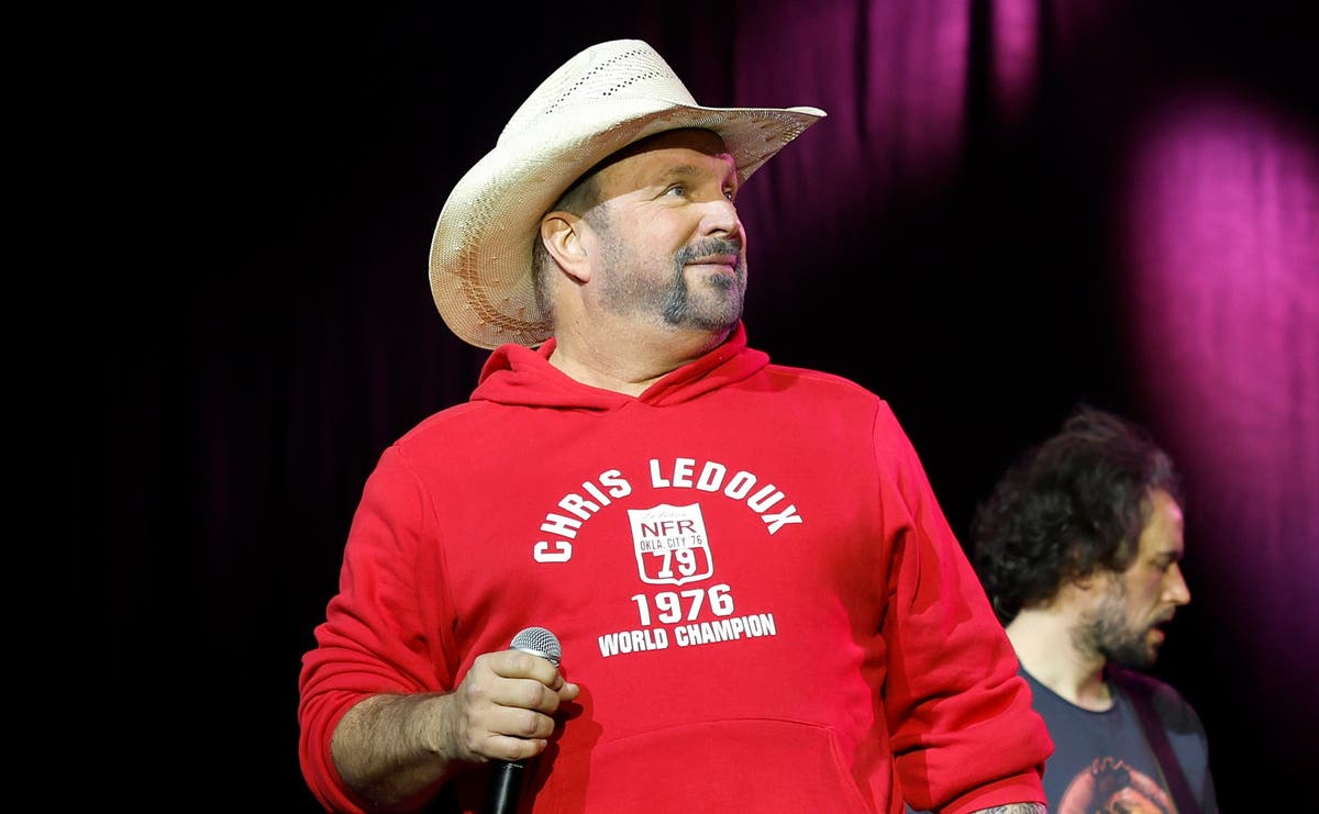 Garth Brooks immediately returns to stage amid rape allegation