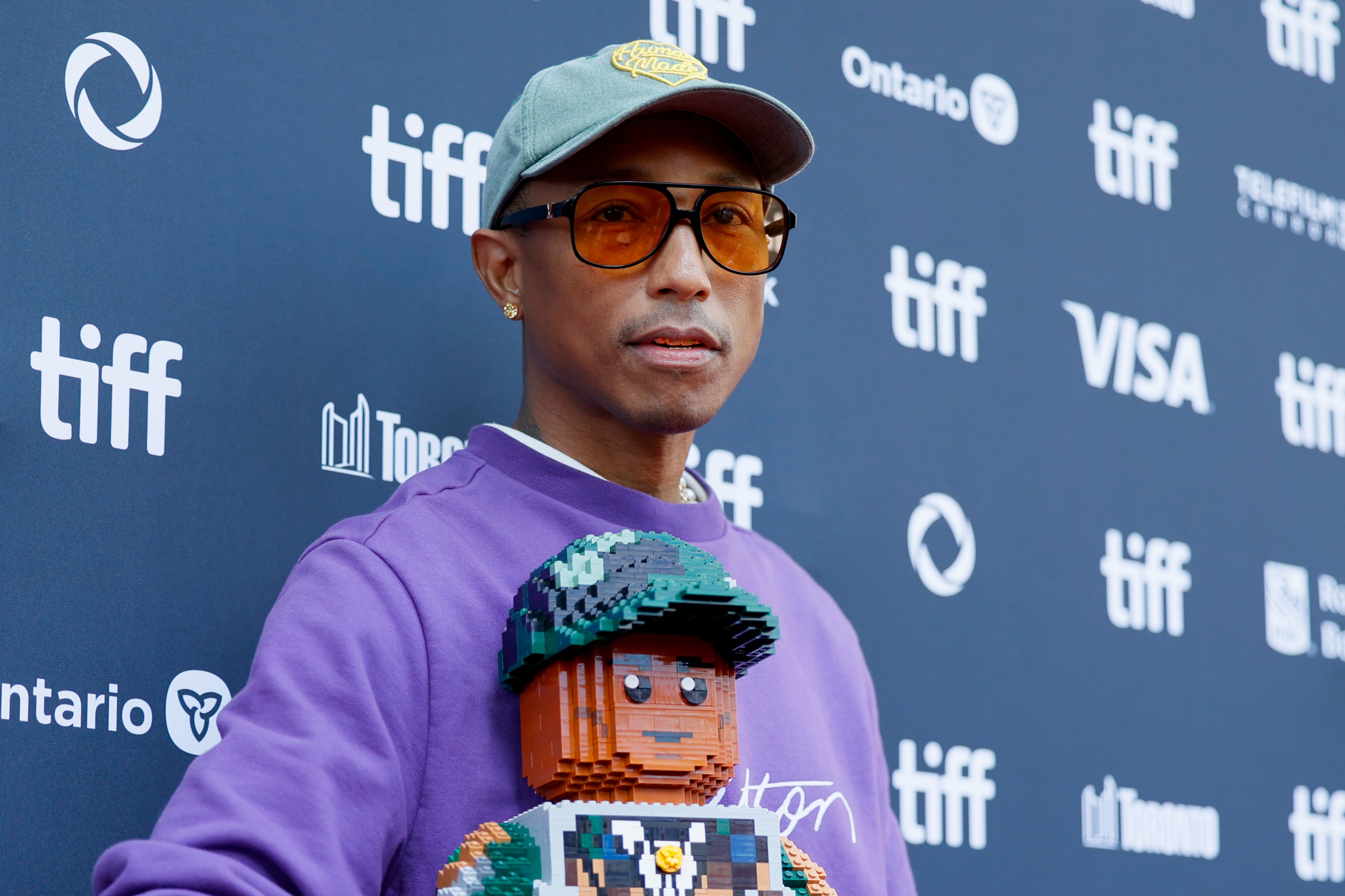 Pharrell Williams posa com uma imagem dele mesmo em Lego no Festival Internacional de Cinema de Toronto