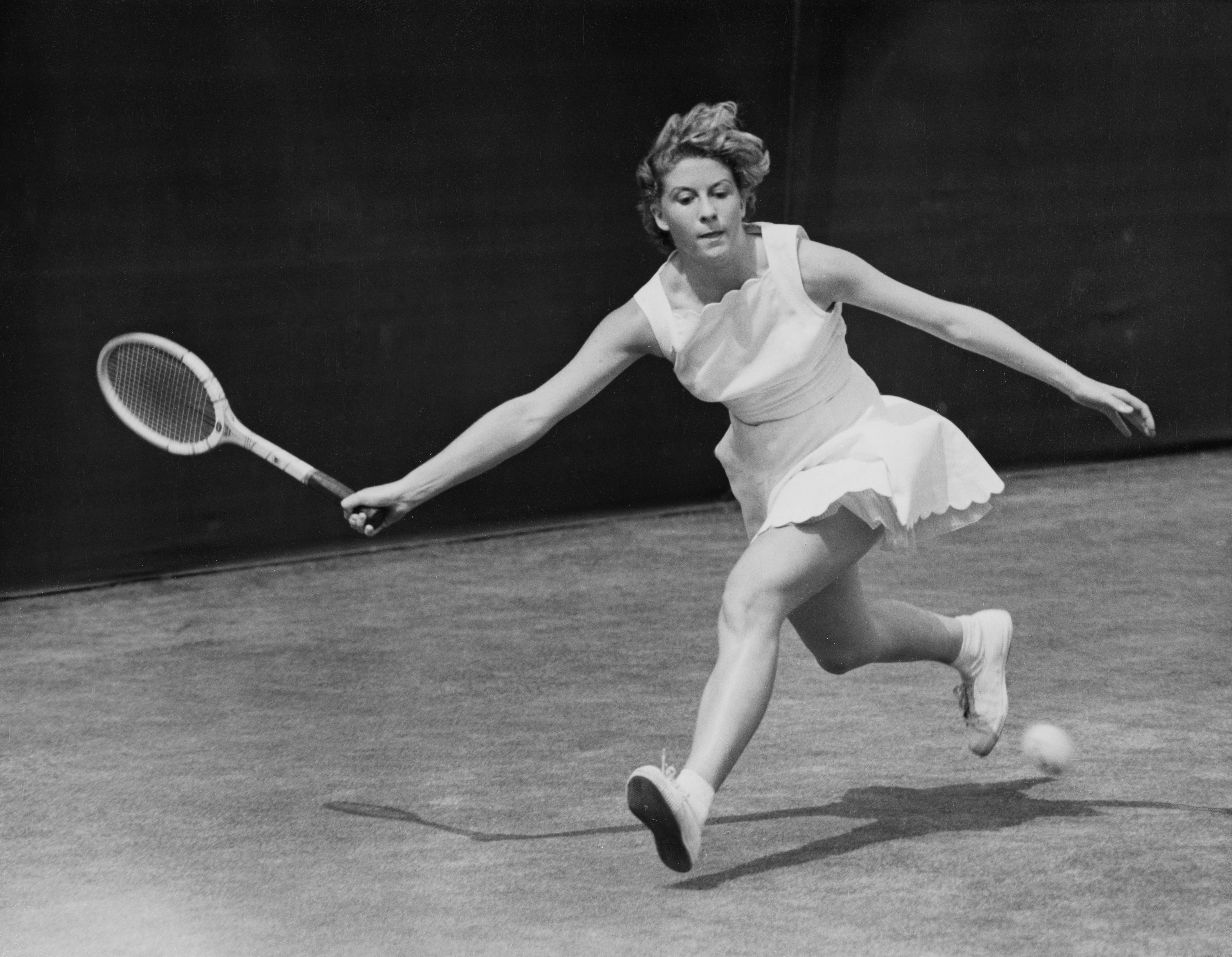 Lea Pericoli gioca un dritto vincente contro la spagnola Maria Josefa de Ripa durante il secondo turno del singolare femminile ai Campionati di tennis su prato di Wimbledon il 21 giugno 1955.