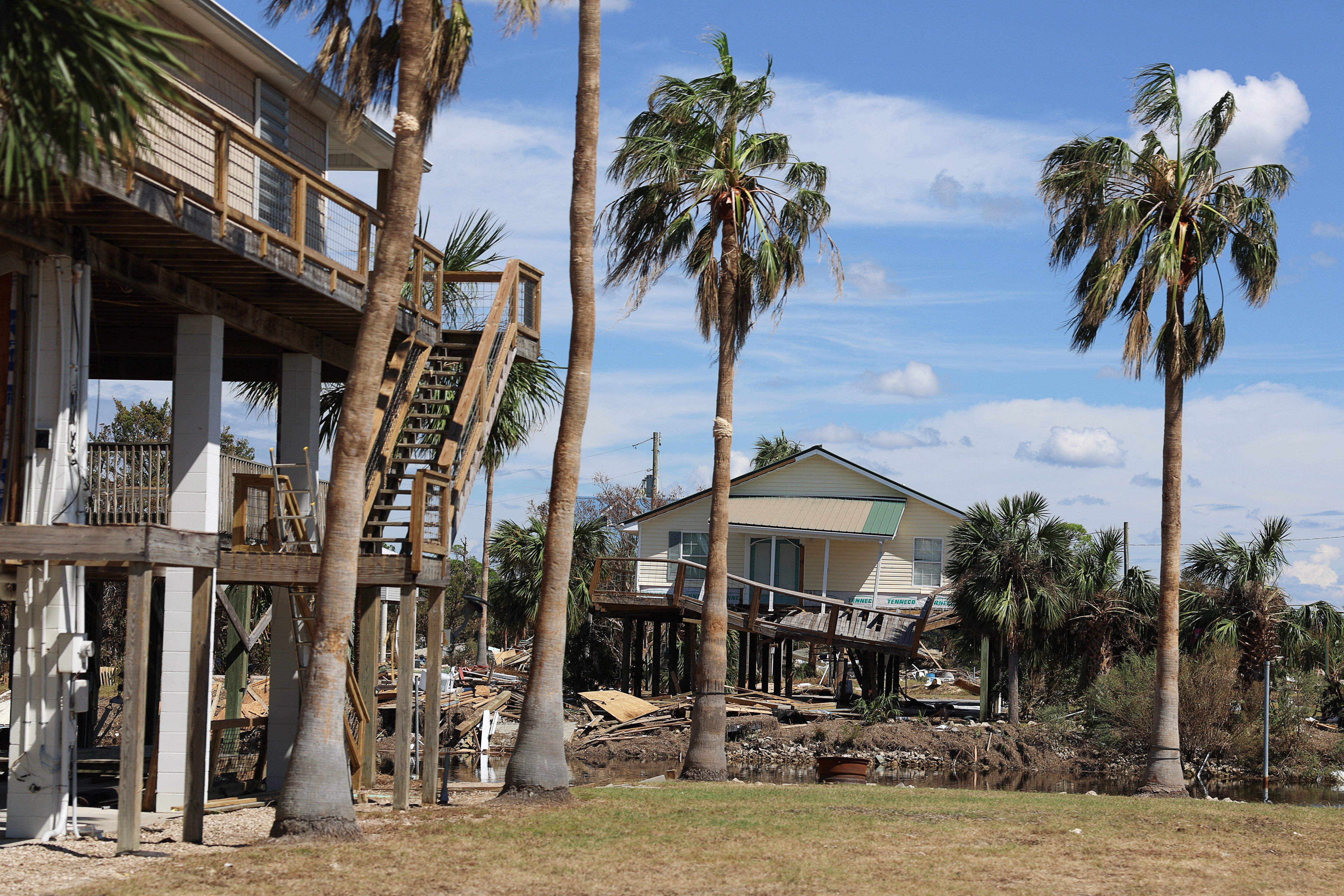 Una vista delle proprietà danneggiate, mentre il presidente Joe Biden visita le aree danneggiate dalla tempesta a seguito dell'uragano Helen, a Keaton Beach, in Florida, il 3 ottobre