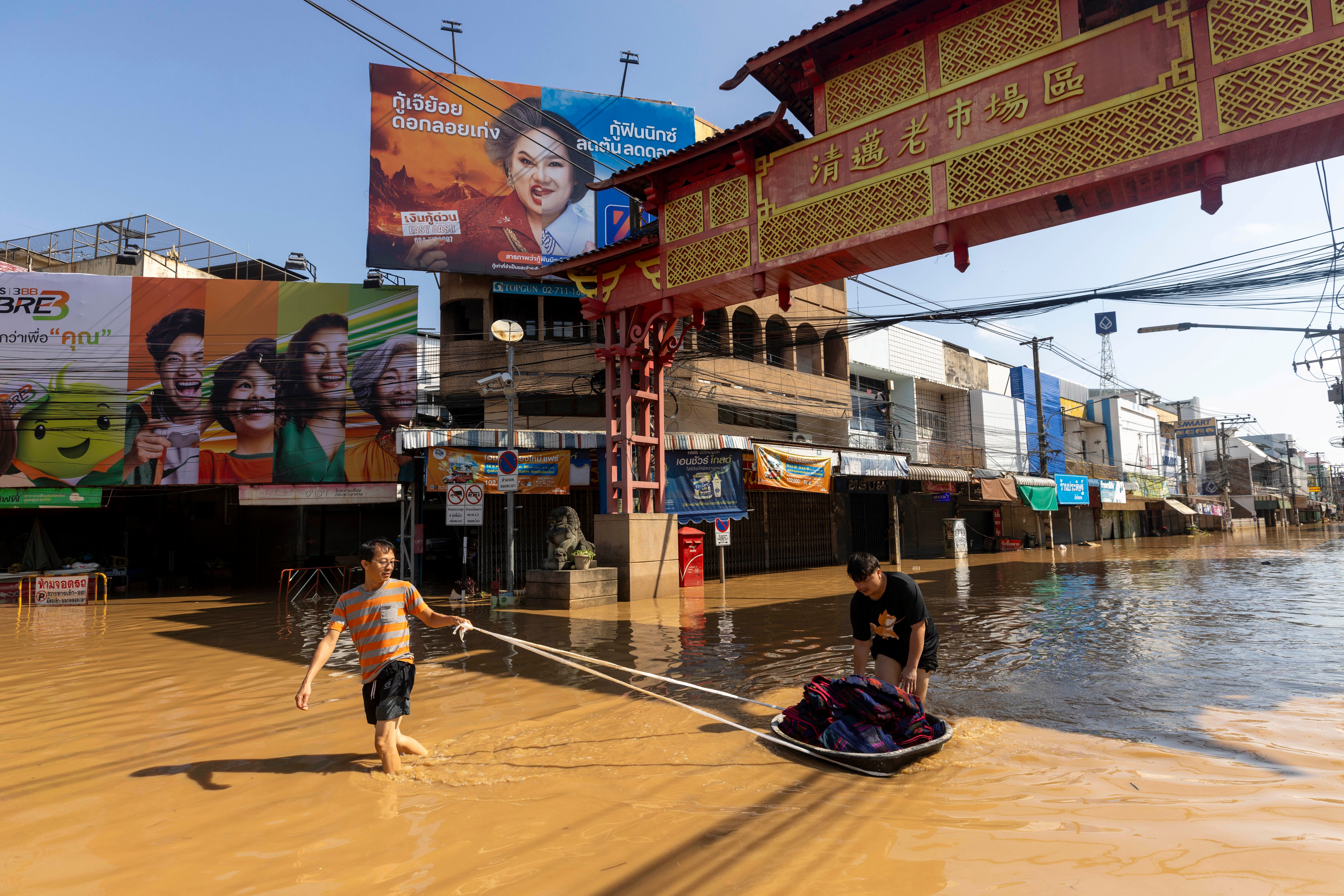 People resistance  their belongings done  flood waters successful  Chiang Mai Province, Thailand