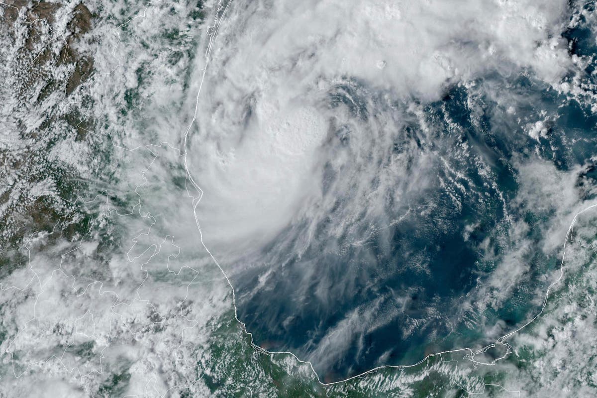 Milton Hurricane Tracker: si prevede che la tempesta si intensificherà fino alla categoria 3 mentre la Florida si prepara ad approdare