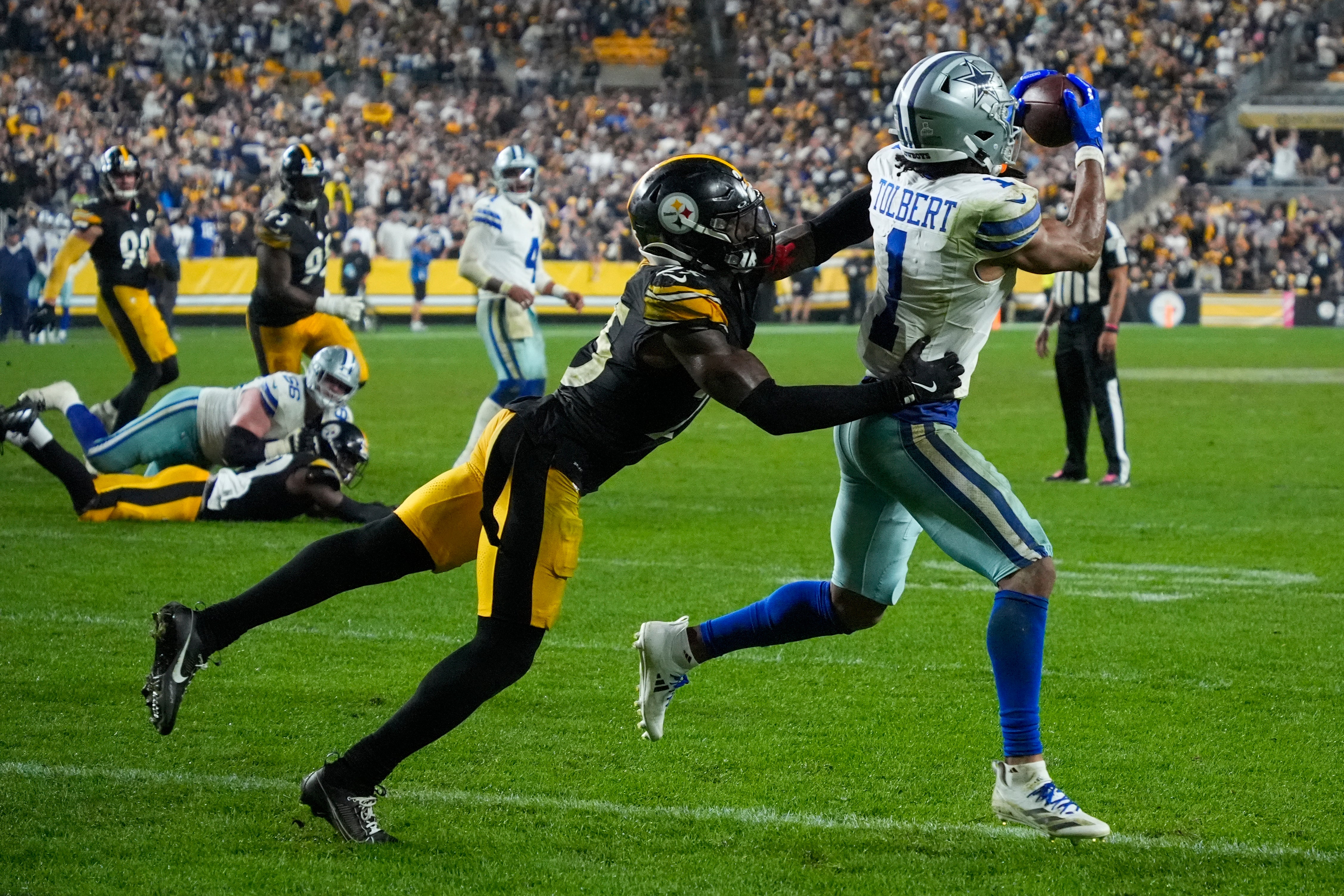 Um touchdown no minuto final deu ao Dallas Cowboys uma vitória por 20-17 no confronto atrasado com o Pittsburgh Steelers.