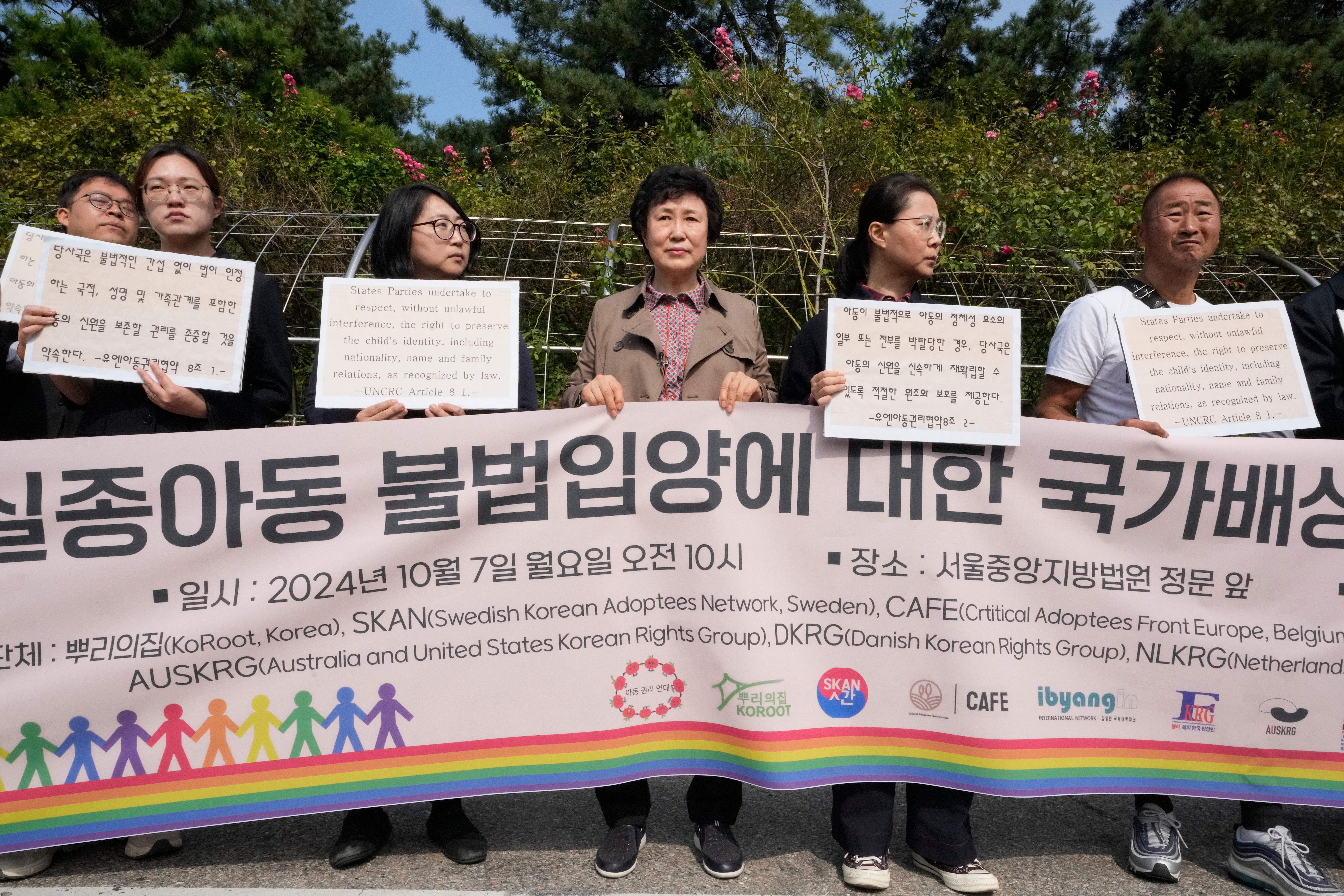 Han Tae-soon, center, attends a property   league  successful  beforehand   of the Seoul Central District Court successful  Seoul, South Korea