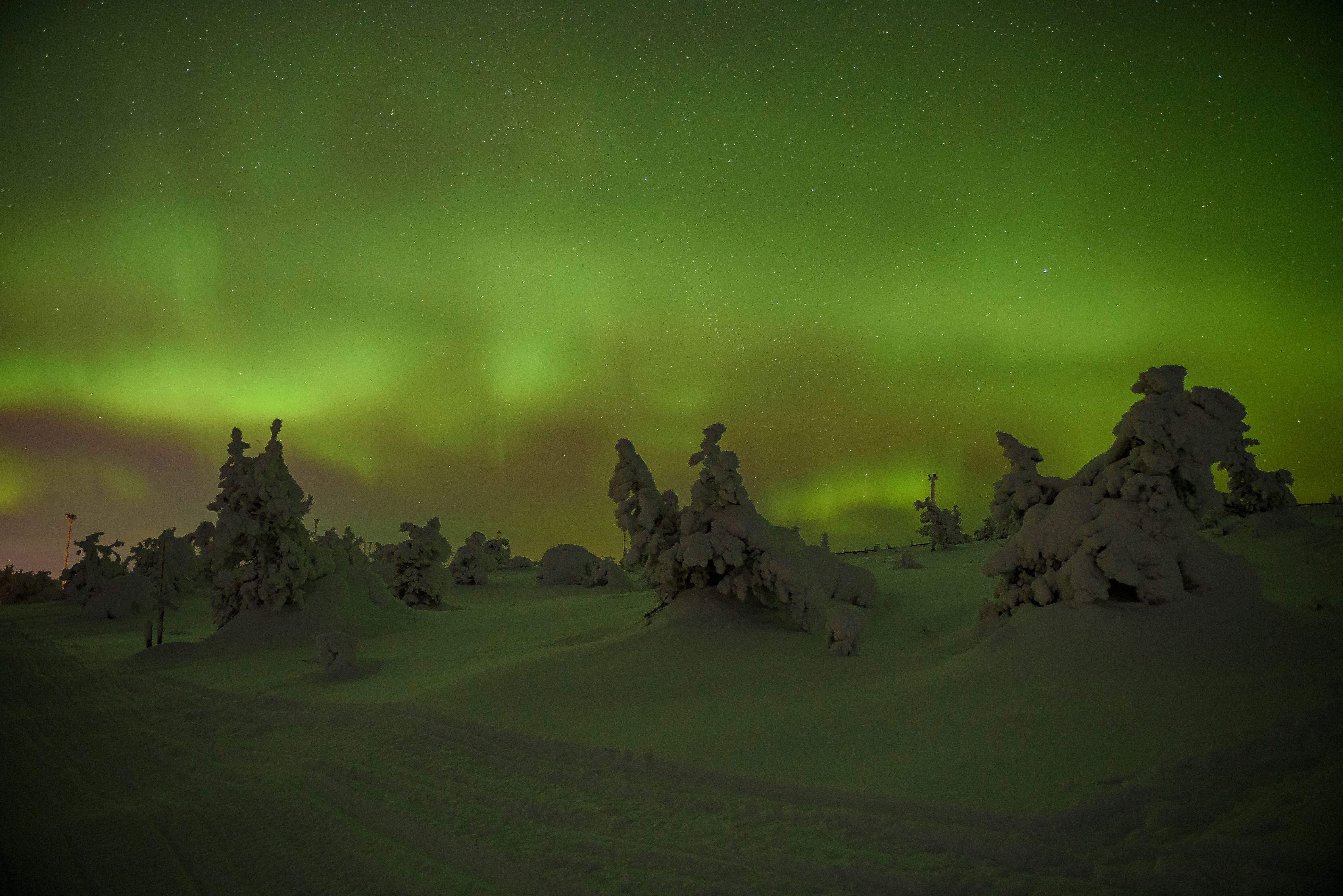 Aurora Boreal sobre a Montanha Levi e a estância de esqui