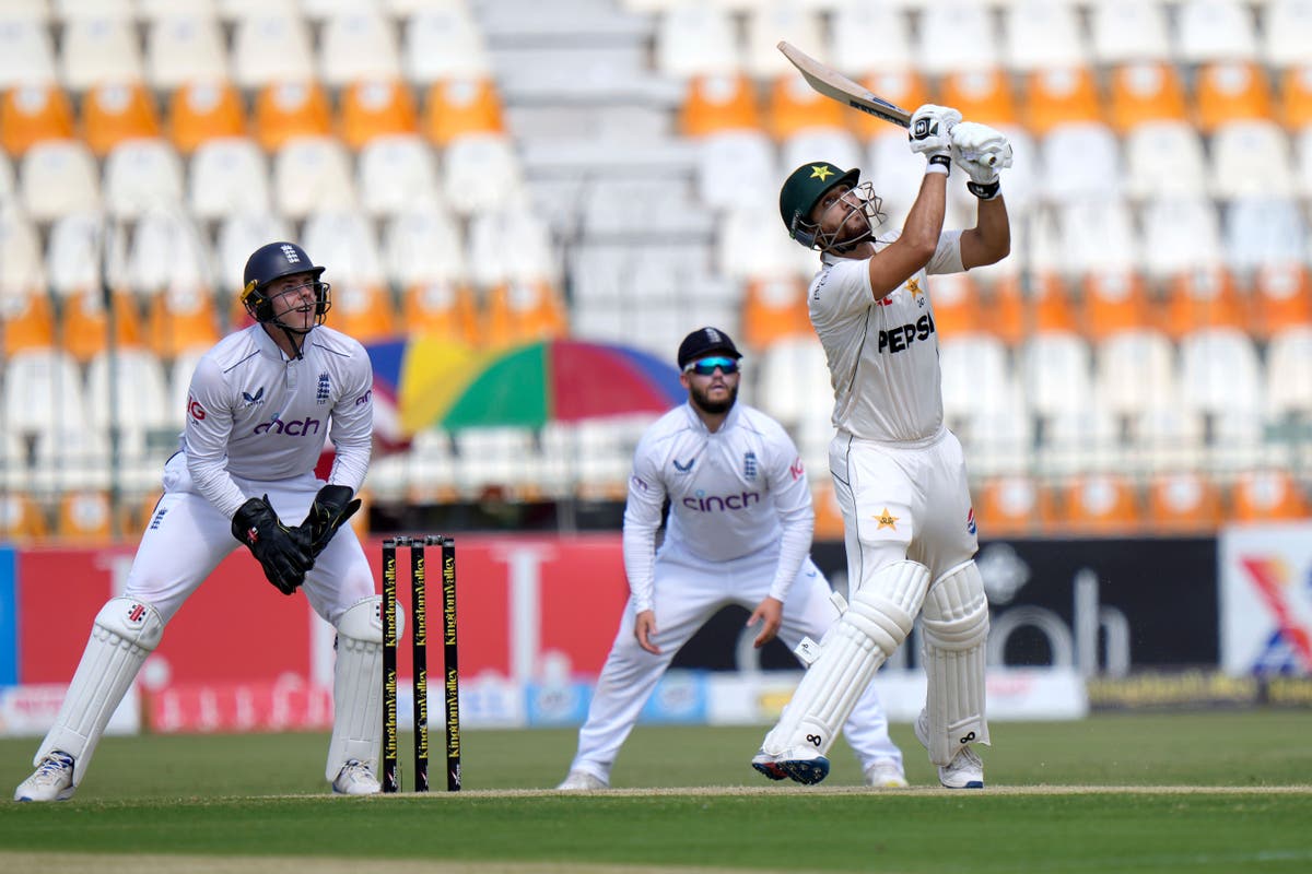 England toil continues in Pakistan as Agha Salman makes most of disputed catch England toil continues in Pakistan as Agha Salman makes most of disputed catch