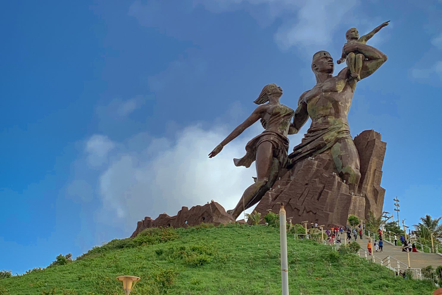 O Monumento da Renascença Africana de 171 pés, situado nos arredores de Dakar