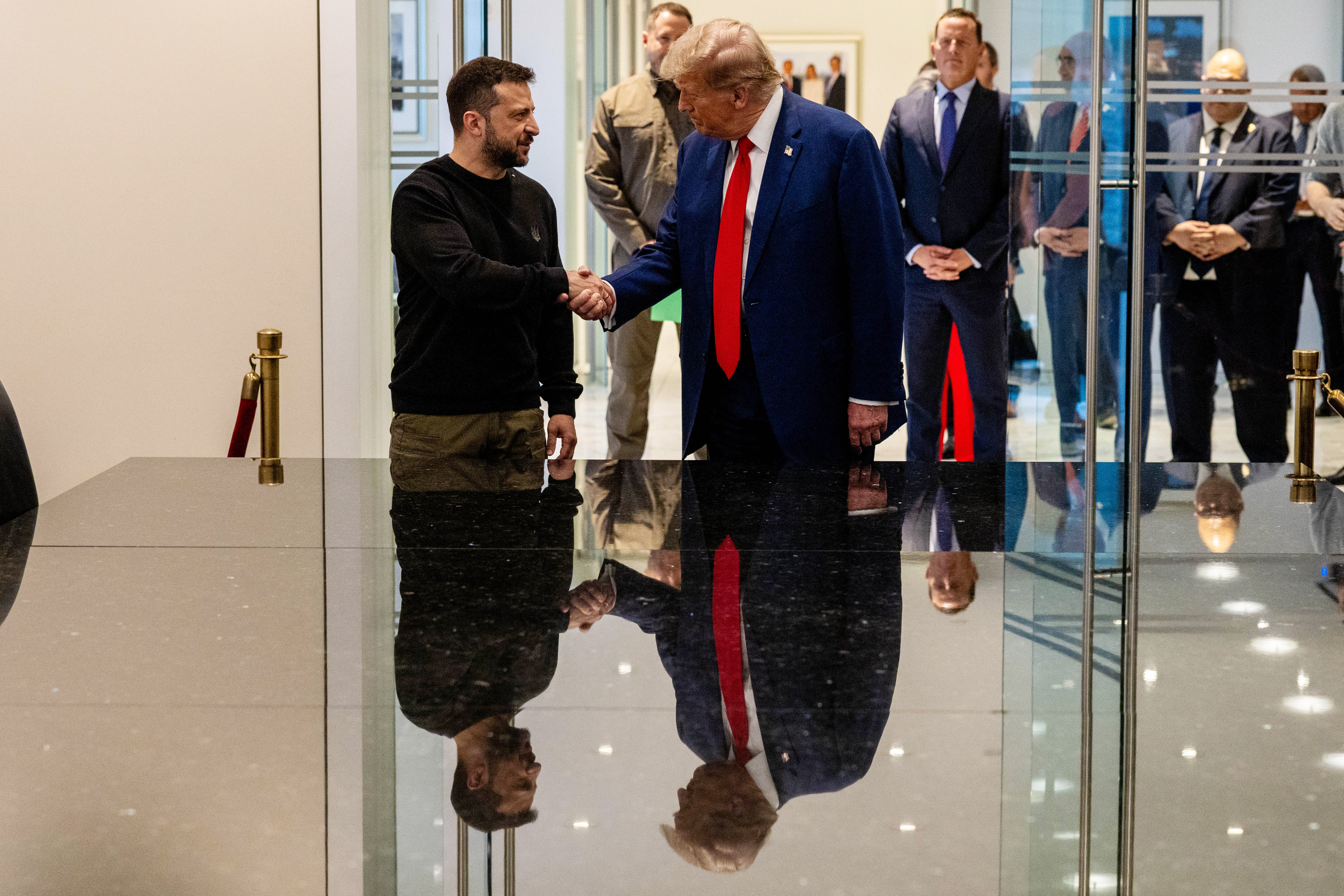 De Oekraïense president Volodymyr Zelensky en Donald Trump schudden elkaar de hand tijdens een bijeenkomst in New York City op 27 september