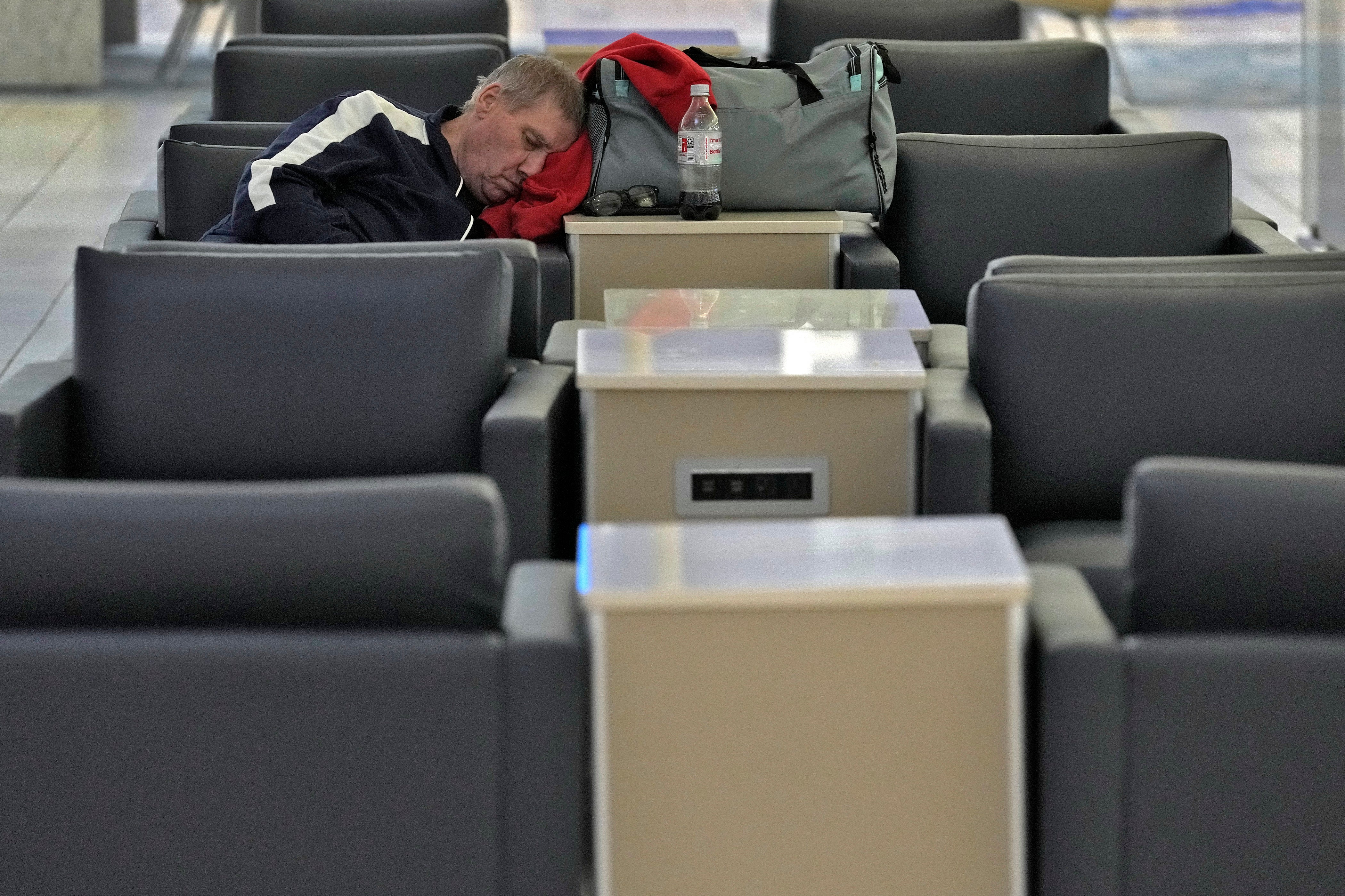 Um passageiro dorme no Aeroporto Internacional de Tampa na terça-feira