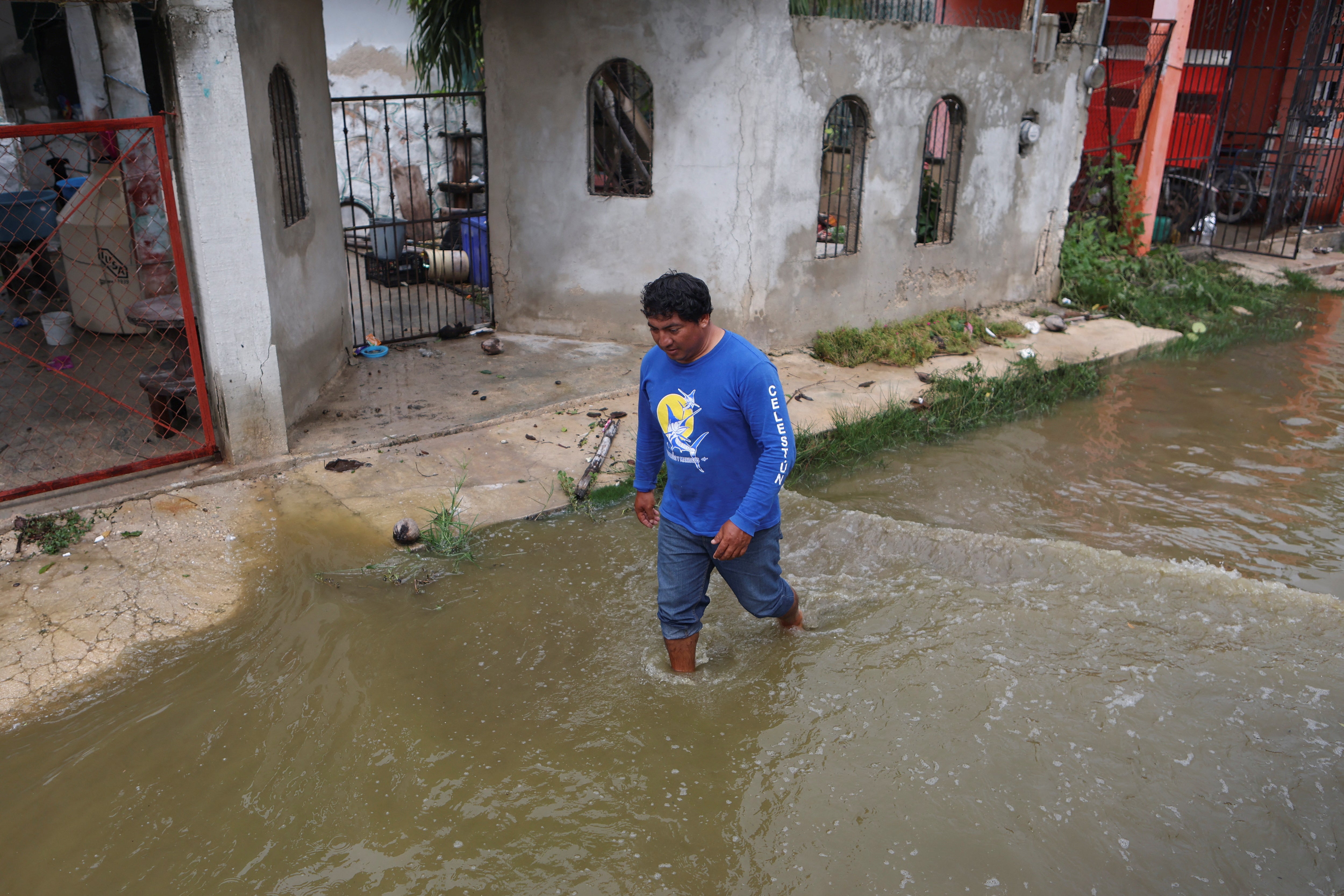 Hurricane Milton advances past Mexico’s Yucatan Peninsula on its way to Florida