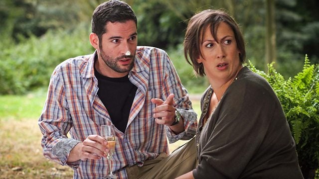 Hart povoou sua sitcom com uma gangue feminina e um homem simbólico na forma de Gary, o objeto de amor e homem hétero interpretado por Tom Ellis