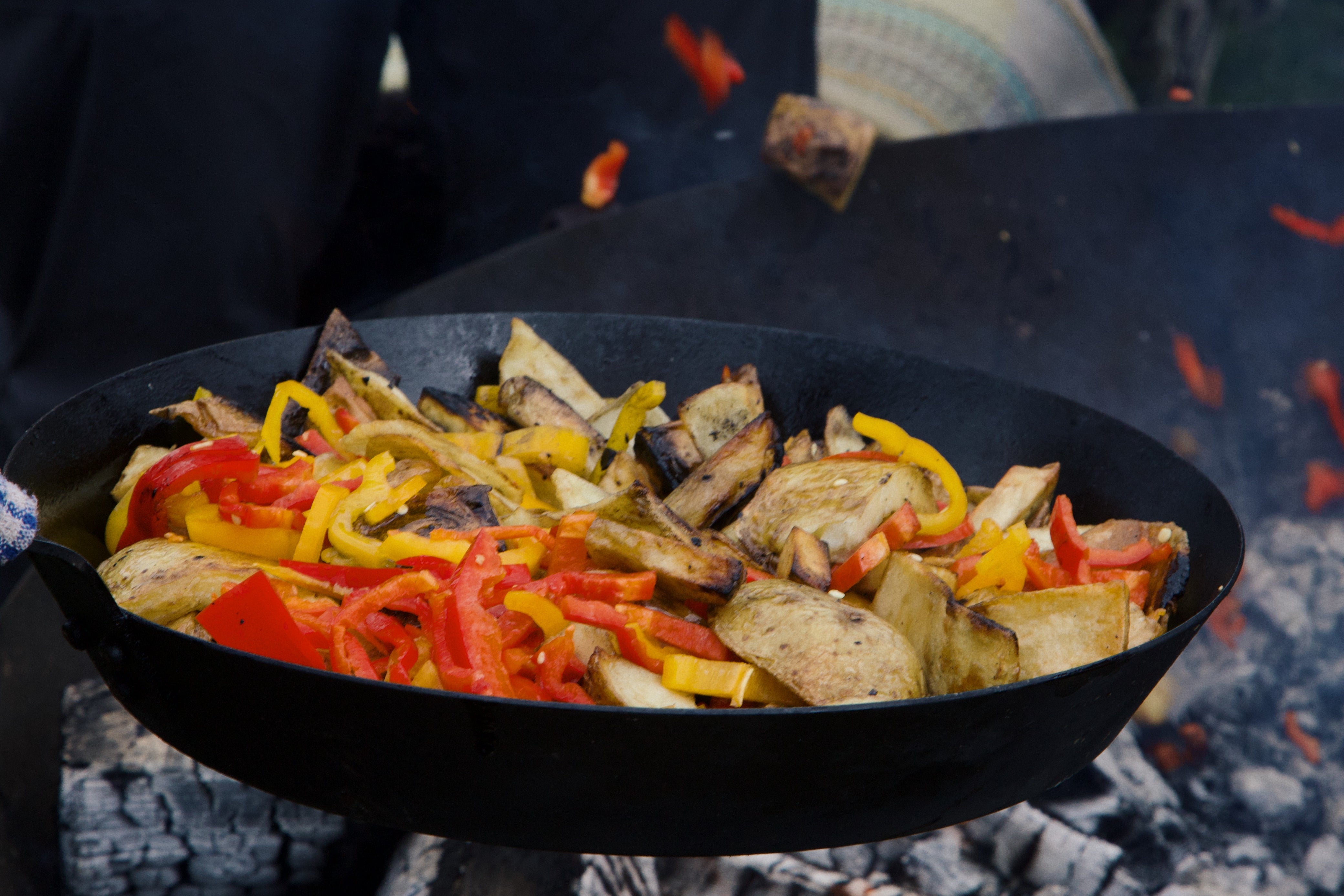 Ervas colhidas trazem sabor às refeições cozidas no fogo