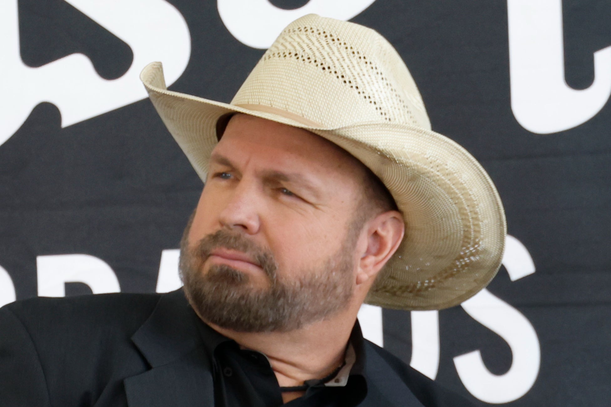 Garth Brooks negou veementemente as acusações de agressão sexual