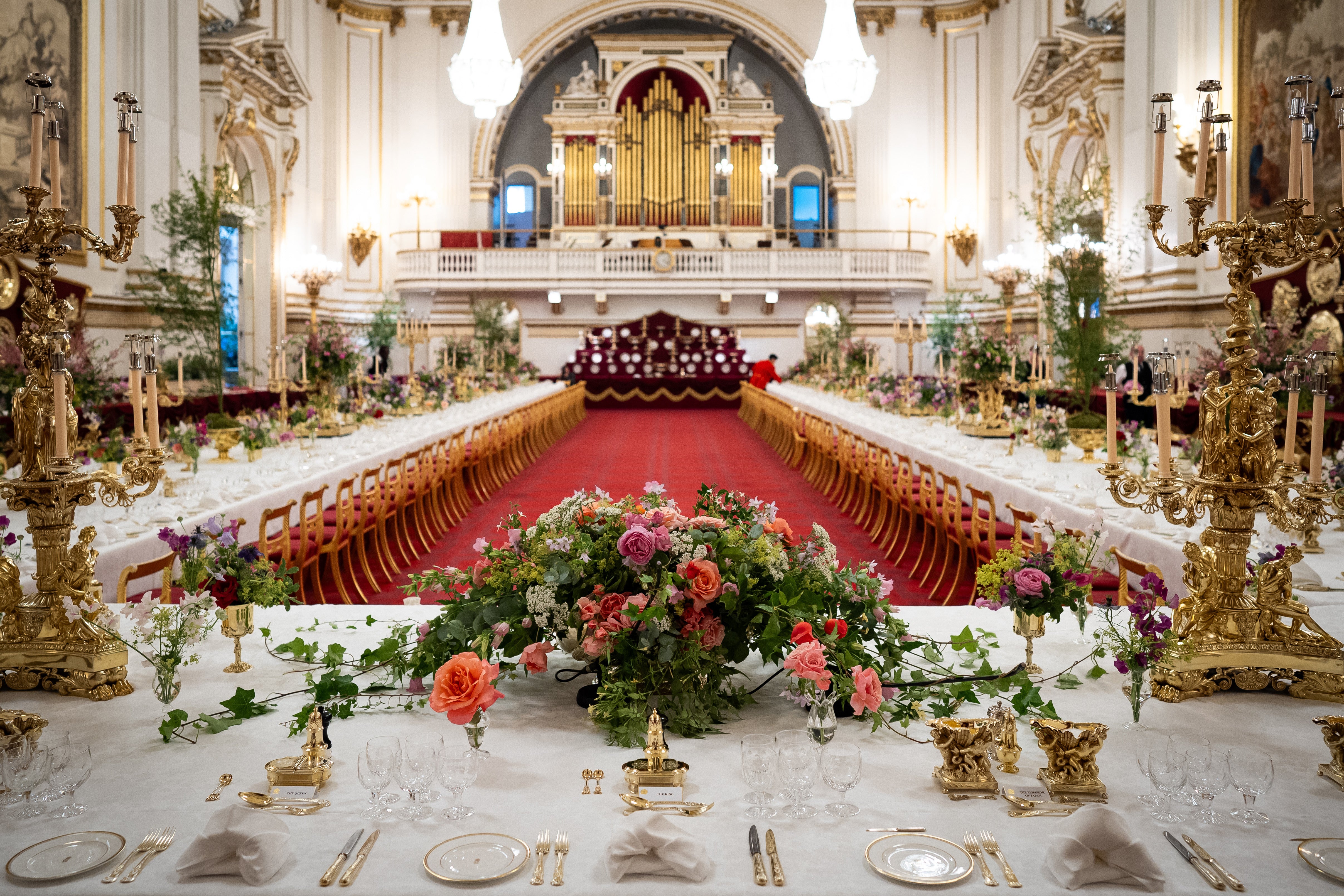 Die Szene im Ballsaal des Buckingham Palace während des japanischen Staatsbesuchs (Aaron Chown/PA)