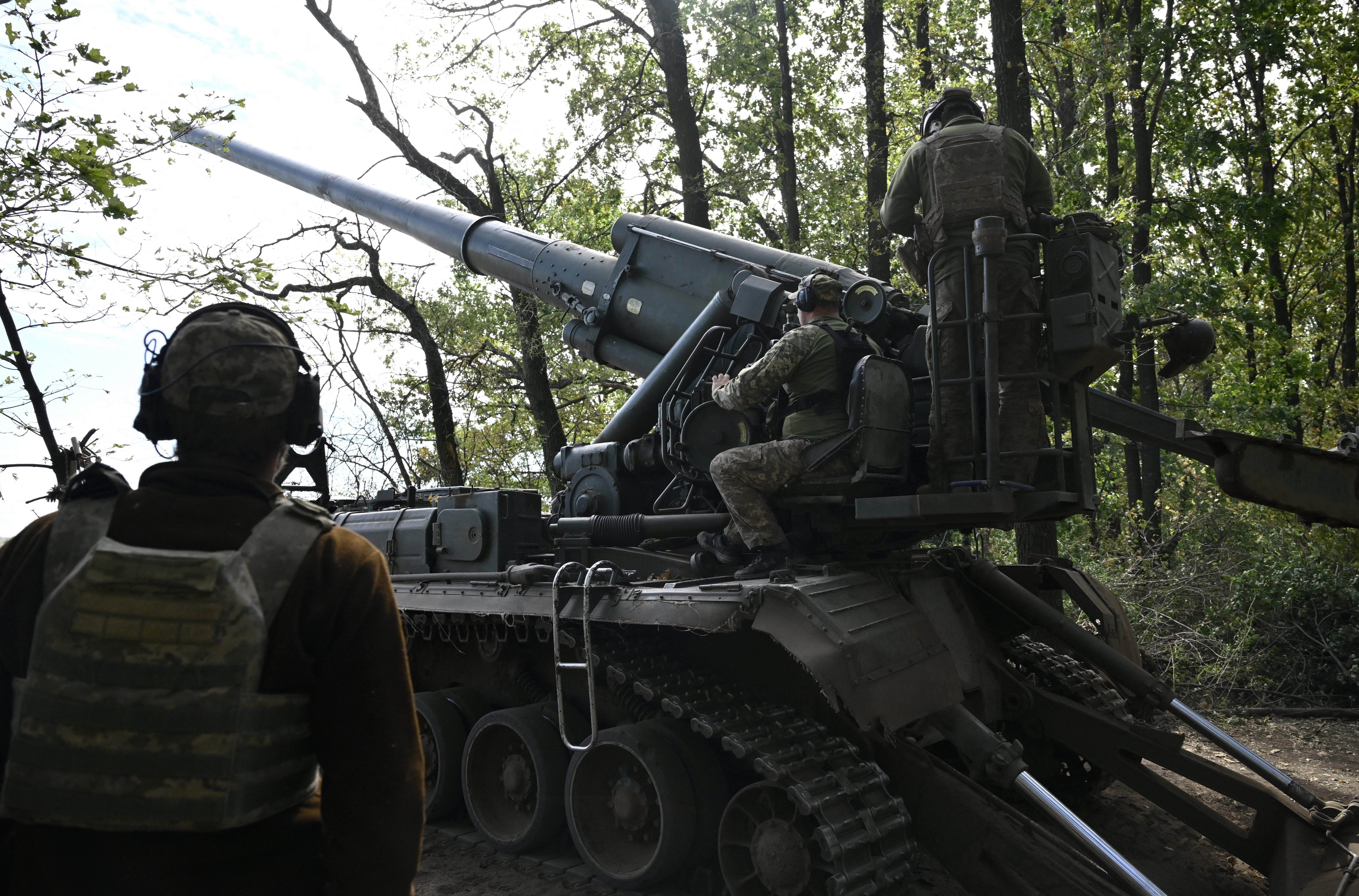 Ukrainian servicemen of the 43 Artillery Brigade prepare a 2S7 Pion self-propelled cannon to fire towards Russian positions at a front line in the Donetsk region on September 27, 2024, amid the Russian invasion of Ukraine